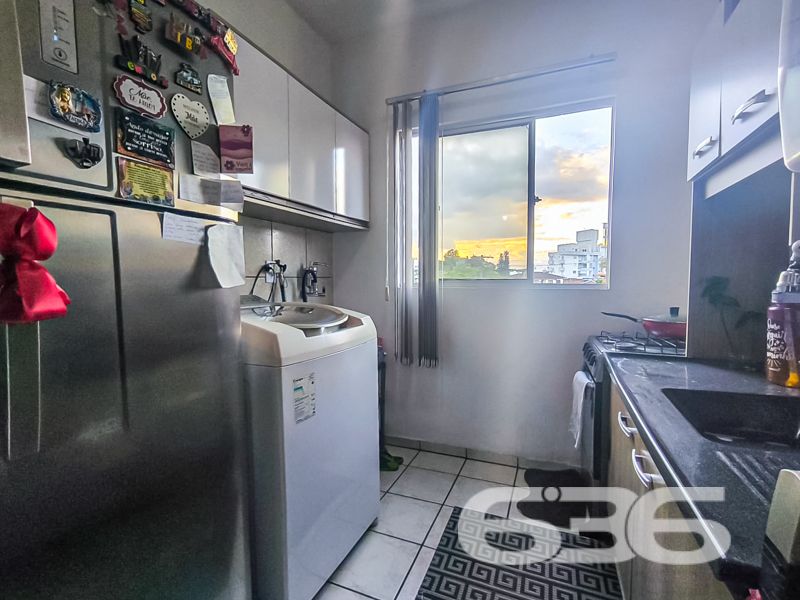 Excelente oportunidade no bairro Saguaçu – conforto, localização e praticidade em um só lugar!
Apresentamos este charmoso apartamento, com 47,19m² de área construída, localizado no bairro Saguaçu, um dos endereços mais procurados e valorizados de Joinville/SC. Ideal para quem busca praticidade, segurança e um ótimo custo-benefício, seja para moradia ou investimento.
O imóvel conta com 2 dormitórios bem ventilados, banheiro social com box em vidro fosco, sala de estar e jantar integradas, além de cozinha funcional com lavanderia e armários aéreos. Todos os ambientes são bem iluminados por janelas amplas que proporcionam excelente ventilação natural e vista para a área verde ao redor.
A unidade possui vaga de garagem coberta, além de contar com infraestrutura completa no condomínio, que dispõe de portão eletrônico, interfone, monitoramento privado e área de festas para confraternizações em família ou com amigos. Também oferece quadra esportiva, jardim bem cuidado, edícula e espaço pet, garantindo comodidade para todos os perfis de moradores.
Outro diferencial importante é o minimercado 24h disponível dentro do condomínio, oferecendo conveniência no dia a dia com acesso facilitado a itens essenciais, sem precisar sair de casa.
O imóvel está em rua pavimentada, com excelente topografia plana e fácil acesso a vias principais da cidade, transporte público, escolas, hospitais, shoppings e comércios em geral. Tudo isso com a tranquilidade que o bairro Saguaçu oferece.
Não perca essa oportunidade! Agende agora mesmo uma visita com um de nossos corretores. A 636 Negócios Imobiliários tem mais de 30 anos de experiência no mercado e é referência em segurança jurídica e excelência em negociações imobiliárias.
636 NEGÓCIOS IMOBILIÁRIOS: A SUA MELHOR ESCOLHA
Com mais de 30 anos de experiência, a 636 Negócios Imobiliários é sua parceira ideal para encontrar o imóvel perfeito. Estamos prontos para ajudá-lo a fazer deste imóvel o seu novo lar.
Telefone: (47) 3451-0636
WhatsApp: (47) 99190-0636
Não perca esta oportunidade única. Visite nosso site para mais informações: i636.com.br