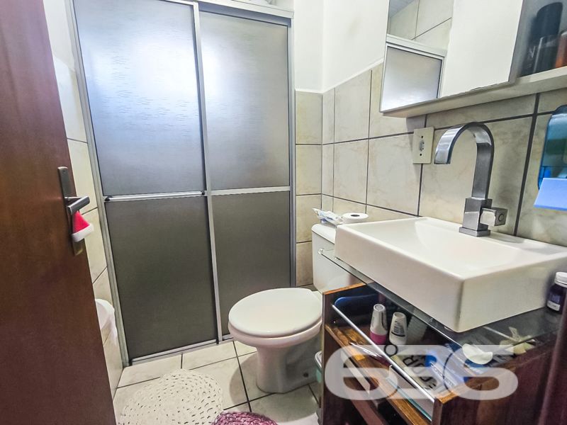 Excelente oportunidade no bairro Saguaçu – conforto, localização e praticidade em um só lugar!
Apresentamos este charmoso apartamento, com 47,19m² de área construída, localizado no bairro Saguaçu, um dos endereços mais procurados e valorizados de Joinville/SC. Ideal para quem busca praticidade, segurança e um ótimo custo-benefício, seja para moradia ou investimento.
O imóvel conta com 2 dormitórios bem ventilados, banheiro social com box em vidro fosco, sala de estar e jantar integradas, além de cozinha funcional com lavanderia e armários aéreos. Todos os ambientes são bem iluminados por janelas amplas que proporcionam excelente ventilação natural e vista para a área verde ao redor.
A unidade possui vaga de garagem coberta, além de contar com infraestrutura completa no condomínio, que dispõe de portão eletrônico, interfone, monitoramento privado e área de festas para confraternizações em família ou com amigos. Também oferece quadra esportiva, jardim bem cuidado, edícula e espaço pet, garantindo comodidade para todos os perfis de moradores.
Outro diferencial importante é o minimercado 24h disponível dentro do condomínio, oferecendo conveniência no dia a dia com acesso facilitado a itens essenciais, sem precisar sair de casa.
O imóvel está em rua pavimentada, com excelente topografia plana e fácil acesso a vias principais da cidade, transporte público, escolas, hospitais, shoppings e comércios em geral. Tudo isso com a tranquilidade que o bairro Saguaçu oferece.
Não perca essa oportunidade! Agende agora mesmo uma visita com um de nossos corretores. A 636 Negócios Imobiliários tem mais de 30 anos de experiência no mercado e é referência em segurança jurídica e excelência em negociações imobiliárias.
636 NEGÓCIOS IMOBILIÁRIOS: A SUA MELHOR ESCOLHA
Com mais de 30 anos de experiência, a 636 Negócios Imobiliários é sua parceira ideal para encontrar o imóvel perfeito. Estamos prontos para ajudá-lo a fazer deste imóvel o seu novo lar.
Telefone: (47) 3451-0636
WhatsApp: (47) 99190-0636
Não perca esta oportunidade única. Visite nosso site para mais informações: i636.com.br