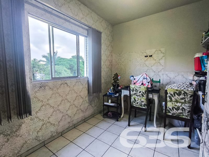 Excelente oportunidade no bairro Saguaçu – conforto, localização e praticidade em um só lugar!
Apresentamos este charmoso apartamento, com 47,19m² de área construída, localizado no bairro Saguaçu, um dos endereços mais procurados e valorizados de Joinville/SC. Ideal para quem busca praticidade, segurança e um ótimo custo-benefício, seja para moradia ou investimento.
O imóvel conta com 2 dormitórios bem ventilados, banheiro social com box em vidro fosco, sala de estar e jantar integradas, além de cozinha funcional com lavanderia e armários aéreos. Todos os ambientes são bem iluminados por janelas amplas que proporcionam excelente ventilação natural e vista para a área verde ao redor.
A unidade possui vaga de garagem coberta, além de contar com infraestrutura completa no condomínio, que dispõe de portão eletrônico, interfone, monitoramento privado e área de festas para confraternizações em família ou com amigos. Também oferece quadra esportiva, jardim bem cuidado, edícula e espaço pet, garantindo comodidade para todos os perfis de moradores.
Outro diferencial importante é o minimercado 24h disponível dentro do condomínio, oferecendo conveniência no dia a dia com acesso facilitado a itens essenciais, sem precisar sair de casa.
O imóvel está em rua pavimentada, com excelente topografia plana e fácil acesso a vias principais da cidade, transporte público, escolas, hospitais, shoppings e comércios em geral. Tudo isso com a tranquilidade que o bairro Saguaçu oferece.
Não perca essa oportunidade! Agende agora mesmo uma visita com um de nossos corretores. A 636 Negócios Imobiliários tem mais de 30 anos de experiência no mercado e é referência em segurança jurídica e excelência em negociações imobiliárias.
636 NEGÓCIOS IMOBILIÁRIOS: A SUA MELHOR ESCOLHA
Com mais de 30 anos de experiência, a 636 Negócios Imobiliários é sua parceira ideal para encontrar o imóvel perfeito. Estamos prontos para ajudá-lo a fazer deste imóvel o seu novo lar.
Telefone: (47) 3451-0636
WhatsApp: (47) 99190-0636
Não perca esta oportunidade única. Visite nosso site para mais informações: i636.com.br