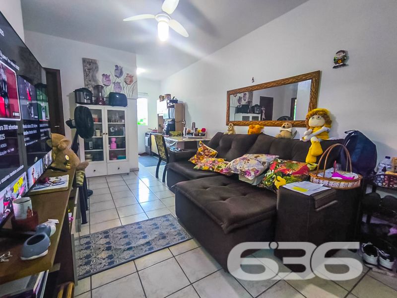 Excelente oportunidade no bairro Saguaçu – conforto, localização e praticidade em um só lugar!
Apresentamos este charmoso apartamento, com 47,19m² de área construída, localizado no bairro Saguaçu, um dos endereços mais procurados e valorizados de Joinville/SC. Ideal para quem busca praticidade, segurança e um ótimo custo-benefício, seja para moradia ou investimento.
O imóvel conta com 2 dormitórios bem ventilados, banheiro social com box em vidro fosco, sala de estar e jantar integradas, além de cozinha funcional com lavanderia e armários aéreos. Todos os ambientes são bem iluminados por janelas amplas que proporcionam excelente ventilação natural e vista para a área verde ao redor.
A unidade possui vaga de garagem coberta, além de contar com infraestrutura completa no condomínio, que dispõe de portão eletrônico, interfone, monitoramento privado e área de festas para confraternizações em família ou com amigos. Também oferece quadra esportiva, jardim bem cuidado, edícula e espaço pet, garantindo comodidade para todos os perfis de moradores.
Outro diferencial importante é o minimercado 24h disponível dentro do condomínio, oferecendo conveniência no dia a dia com acesso facilitado a itens essenciais, sem precisar sair de casa.
O imóvel está em rua pavimentada, com excelente topografia plana e fácil acesso a vias principais da cidade, transporte público, escolas, hospitais, shoppings e comércios em geral. Tudo isso com a tranquilidade que o bairro Saguaçu oferece.
Não perca essa oportunidade! Agende agora mesmo uma visita com um de nossos corretores. A 636 Negócios Imobiliários tem mais de 30 anos de experiência no mercado e é referência em segurança jurídica e excelência em negociações imobiliárias.
636 NEGÓCIOS IMOBILIÁRIOS: A SUA MELHOR ESCOLHA
Com mais de 30 anos de experiência, a 636 Negócios Imobiliários é sua parceira ideal para encontrar o imóvel perfeito. Estamos prontos para ajudá-lo a fazer deste imóvel o seu novo lar.
Telefone: (47) 3451-0636
WhatsApp: (47) 99190-0636
Não perca esta oportunidade única. Visite nosso site para mais informações: i636.com.br