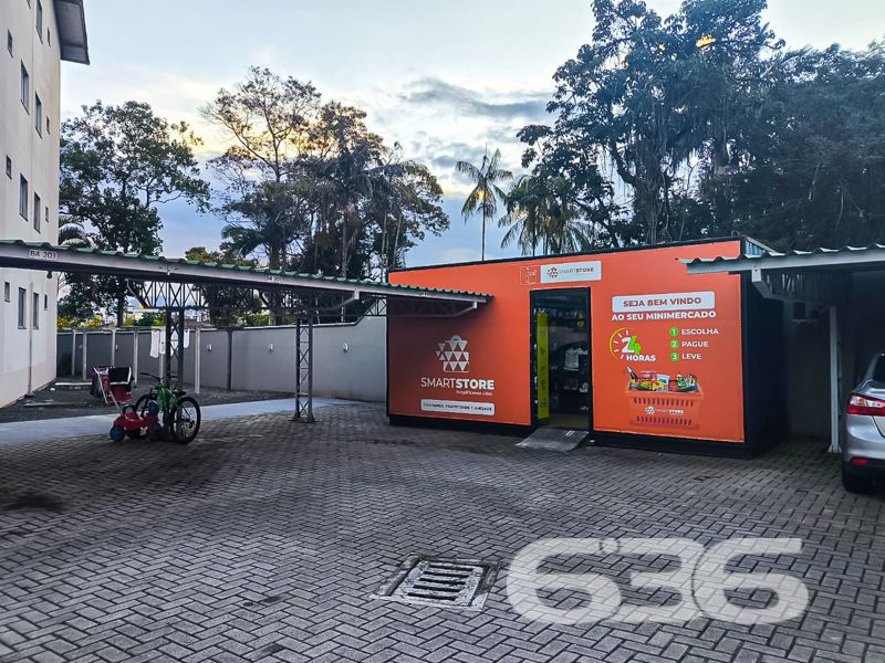 Excelente oportunidade no bairro Saguaçu – conforto, localização e praticidade em um só lugar!
Apresentamos este charmoso apartamento, com 47,19m² de área construída, localizado no bairro Saguaçu, um dos endereços mais procurados e valorizados de Joinville/SC. Ideal para quem busca praticidade, segurança e um ótimo custo-benefício, seja para moradia ou investimento.
O imóvel conta com 2 dormitórios bem ventilados, banheiro social com box em vidro fosco, sala de estar e jantar integradas, além de cozinha funcional com lavanderia e armários aéreos. Todos os ambientes são bem iluminados por janelas amplas que proporcionam excelente ventilação natural e vista para a área verde ao redor.
A unidade possui vaga de garagem coberta, além de contar com infraestrutura completa no condomínio, que dispõe de portão eletrônico, interfone, monitoramento privado e área de festas para confraternizações em família ou com amigos. Também oferece quadra esportiva, jardim bem cuidado, edícula e espaço pet, garantindo comodidade para todos os perfis de moradores.
Outro diferencial importante é o minimercado 24h disponível dentro do condomínio, oferecendo conveniência no dia a dia com acesso facilitado a itens essenciais, sem precisar sair de casa.
O imóvel está em rua pavimentada, com excelente topografia plana e fácil acesso a vias principais da cidade, transporte público, escolas, hospitais, shoppings e comércios em geral. Tudo isso com a tranquilidade que o bairro Saguaçu oferece.
Não perca essa oportunidade! Agende agora mesmo uma visita com um de nossos corretores. A 636 Negócios Imobiliários tem mais de 30 anos de experiência no mercado e é referência em segurança jurídica e excelência em negociações imobiliárias.
636 NEGÓCIOS IMOBILIÁRIOS: A SUA MELHOR ESCOLHA
Com mais de 30 anos de experiência, a 636 Negócios Imobiliários é sua parceira ideal para encontrar o imóvel perfeito. Estamos prontos para ajudá-lo a fazer deste imóvel o seu novo lar.
Telefone: (47) 3451-0636
WhatsApp: (47) 99190-0636
Não perca esta oportunidade única. Visite nosso site para mais informações: i636.com.br