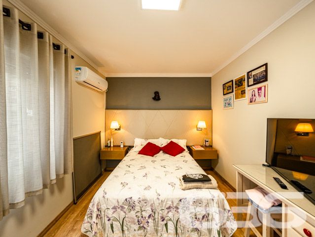 Descubra a elegância e o conforto neste magnífico apartamento no coração de Joinville - ESTUDA PERMUTA
Localizado estrategicamente no bairro Bucarein, este apartamento em Joinville, SC, combina espaço, conforto e uma localização privilegiada, oferecendo uma vida de qualidade e conveniência. Com 146,79m², situado em um terreno plano de 733m², este imóvel possui todas as características para ser o seu próximo lar.
O apartamento conta com uma ampla garagem, proporcionando facilidade e segurança para o seu veículo. O layout interno é projetado para maximizar o espaço e a funcionalidade, incluindo dois confortáveis dormitórios e uma suíte, ideal para garantir privacidade e conforto.
A área de serviço é bem dimensionada e equipada, facilitando a organização e o dia a dia da família. A sacada oferece uma vista deslumbrante do morro do Boa Vista e do centro de Joinville, um cenário perfeito para relaxar e apreciar a paisagem urbana. Além disso, o imóvel conta com portão eletrônico, interfone e grades, oferecendo segurança e tranquilidade.
Para os momentos de lazer, o apartamento dispõe de uma área de festa com churrasqueira, perfeita para receber amigos e familiares em um ambiente agradável e acolhedor. Há também um projeto para a inclusão de uma piscina, o que agregar valor e mais uma opção de lazer para os moradores.
Com uma excelente ventilação natural e apenas duas unidades por andar, este imóvel garante exclusividade e privacidade. A entrada principal e de serviço, junto com o elevador, asseguram praticidade e conforto no dia a dia.
Este apartamento não é apenas um lugar para morar, é um investimento em qualidade de vida, numa localização que oferece fácil acesso a serviços, comércio e lazer. Representando mais de 30 anos de tradição e excelência da 636 Negócios Imobiliários, este imóvel é uma escolha perfeita para quem busca conforto, segurança e a melhor localização em Joinville.
Venha conhecer e se encantar com este espetacular apartamento. Agende sua visita e sinta-se em casa com a excelência e confiança que só a 636 Negócios Imobiliários pode oferecer.
636 NEGÓCIOS IMOBILIÁRIOS: A SUA MELHOR ESCOLHA
Com mais de 30 anos de experiência, a 636 Negócios Imobiliários é sua parceira ideal para encontrar o imóvel perfeito. Estamos prontos para ajudá-lo a fazer deste imóvel o seu novo lar.
Telefone: (47) 3451-0636
WhatsApp: (47) 99190-0636
Não perca esta oportunidade única. Visite nosso site para mais informações: i636.com.br