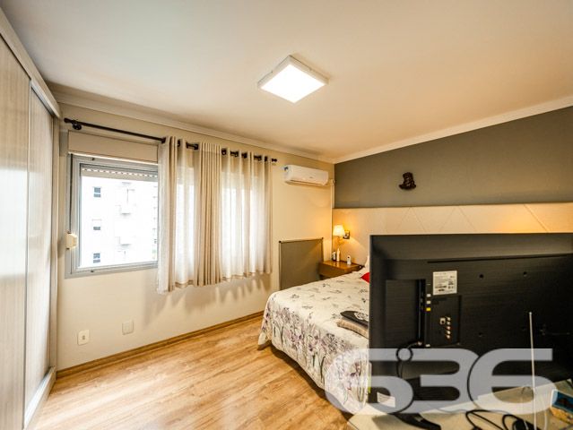 Descubra a elegância e o conforto neste magnífico apartamento no coração de Joinville - ESTUDA PERMUTA
Localizado estrategicamente no bairro Bucarein, este apartamento em Joinville, SC, combina espaço, conforto e uma localização privilegiada, oferecendo uma vida de qualidade e conveniência. Com 146,79m², situado em um terreno plano de 733m², este imóvel possui todas as características para ser o seu próximo lar.
O apartamento conta com uma ampla garagem, proporcionando facilidade e segurança para o seu veículo. O layout interno é projetado para maximizar o espaço e a funcionalidade, incluindo dois confortáveis dormitórios e uma suíte, ideal para garantir privacidade e conforto.
A área de serviço é bem dimensionada e equipada, facilitando a organização e o dia a dia da família. A sacada oferece uma vista deslumbrante do morro do Boa Vista e do centro de Joinville, um cenário perfeito para relaxar e apreciar a paisagem urbana. Além disso, o imóvel conta com portão eletrônico, interfone e grades, oferecendo segurança e tranquilidade.
Para os momentos de lazer, o apartamento dispõe de uma área de festa com churrasqueira, perfeita para receber amigos e familiares em um ambiente agradável e acolhedor. Há também um projeto para a inclusão de uma piscina, o que agregar valor e mais uma opção de lazer para os moradores.
Com uma excelente ventilação natural e apenas duas unidades por andar, este imóvel garante exclusividade e privacidade. A entrada principal e de serviço, junto com o elevador, asseguram praticidade e conforto no dia a dia.
Este apartamento não é apenas um lugar para morar, é um investimento em qualidade de vida, numa localização que oferece fácil acesso a serviços, comércio e lazer. Representando mais de 30 anos de tradição e excelência da 636 Negócios Imobiliários, este imóvel é uma escolha perfeita para quem busca conforto, segurança e a melhor localização em Joinville.
Venha conhecer e se encantar com este espetacular apartamento. Agende sua visita e sinta-se em casa com a excelência e confiança que só a 636 Negócios Imobiliários pode oferecer.
636 NEGÓCIOS IMOBILIÁRIOS: A SUA MELHOR ESCOLHA
Com mais de 30 anos de experiência, a 636 Negócios Imobiliários é sua parceira ideal para encontrar o imóvel perfeito. Estamos prontos para ajudá-lo a fazer deste imóvel o seu novo lar.
Telefone: (47) 3451-0636
WhatsApp: (47) 99190-0636
Não perca esta oportunidade única. Visite nosso site para mais informações: i636.com.br