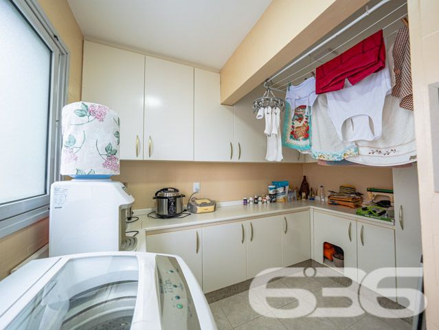 Descubra a elegância e o conforto neste magnífico apartamento no coração de Joinville - ESTUDA PERMUTA
Localizado estrategicamente no bairro Bucarein, este apartamento em Joinville, SC, combina espaço, conforto e uma localização privilegiada, oferecendo uma vida de qualidade e conveniência. Com 146,79m², situado em um terreno plano de 733m², este imóvel possui todas as características para ser o seu próximo lar.
O apartamento conta com uma ampla garagem, proporcionando facilidade e segurança para o seu veículo. O layout interno é projetado para maximizar o espaço e a funcionalidade, incluindo dois confortáveis dormitórios e uma suíte, ideal para garantir privacidade e conforto.
A área de serviço é bem dimensionada e equipada, facilitando a organização e o dia a dia da família. A sacada oferece uma vista deslumbrante do morro do Boa Vista e do centro de Joinville, um cenário perfeito para relaxar e apreciar a paisagem urbana. Além disso, o imóvel conta com portão eletrônico, interfone e grades, oferecendo segurança e tranquilidade.
Para os momentos de lazer, o apartamento dispõe de uma área de festa com churrasqueira, perfeita para receber amigos e familiares em um ambiente agradável e acolhedor. Há também um projeto para a inclusão de uma piscina, o que agregar valor e mais uma opção de lazer para os moradores.
Com uma excelente ventilação natural e apenas duas unidades por andar, este imóvel garante exclusividade e privacidade. A entrada principal e de serviço, junto com o elevador, asseguram praticidade e conforto no dia a dia.
Este apartamento não é apenas um lugar para morar, é um investimento em qualidade de vida, numa localização que oferece fácil acesso a serviços, comércio e lazer. Representando mais de 30 anos de tradição e excelência da 636 Negócios Imobiliários, este imóvel é uma escolha perfeita para quem busca conforto, segurança e a melhor localização em Joinville.
Venha conhecer e se encantar com este espetacular apartamento. Agende sua visita e sinta-se em casa com a excelência e confiança que só a 636 Negócios Imobiliários pode oferecer.
636 NEGÓCIOS IMOBILIÁRIOS: A SUA MELHOR ESCOLHA
Com mais de 30 anos de experiência, a 636 Negócios Imobiliários é sua parceira ideal para encontrar o imóvel perfeito. Estamos prontos para ajudá-lo a fazer deste imóvel o seu novo lar.
Telefone: (47) 3451-0636
WhatsApp: (47) 99190-0636
Não perca esta oportunidade única. Visite nosso site para mais informações: i636.com.br
