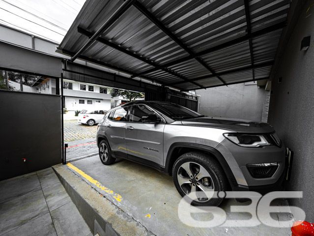 Descubra a elegância e o conforto neste magnífico apartamento no coração de Joinville - ESTUDA PERMUTA
Localizado estrategicamente no bairro Bucarein, este apartamento em Joinville, SC, combina espaço, conforto e uma localização privilegiada, oferecendo uma vida de qualidade e conveniência. Com 146,79m², situado em um terreno plano de 733m², este imóvel possui todas as características para ser o seu próximo lar.
O apartamento conta com uma ampla garagem, proporcionando facilidade e segurança para o seu veículo. O layout interno é projetado para maximizar o espaço e a funcionalidade, incluindo dois confortáveis dormitórios e uma suíte, ideal para garantir privacidade e conforto.
A área de serviço é bem dimensionada e equipada, facilitando a organização e o dia a dia da família. A sacada oferece uma vista deslumbrante do morro do Boa Vista e do centro de Joinville, um cenário perfeito para relaxar e apreciar a paisagem urbana. Além disso, o imóvel conta com portão eletrônico, interfone e grades, oferecendo segurança e tranquilidade.
Para os momentos de lazer, o apartamento dispõe de uma área de festa com churrasqueira, perfeita para receber amigos e familiares em um ambiente agradável e acolhedor. Há também um projeto para a inclusão de uma piscina, o que agregar valor e mais uma opção de lazer para os moradores.
Com uma excelente ventilação natural e apenas duas unidades por andar, este imóvel garante exclusividade e privacidade. A entrada principal e de serviço, junto com o elevador, asseguram praticidade e conforto no dia a dia.
Este apartamento não é apenas um lugar para morar, é um investimento em qualidade de vida, numa localização que oferece fácil acesso a serviços, comércio e lazer. Representando mais de 30 anos de tradição e excelência da 636 Negócios Imobiliários, este imóvel é uma escolha perfeita para quem busca conforto, segurança e a melhor localização em Joinville.
Venha conhecer e se encantar com este espetacular apartamento. Agende sua visita e sinta-se em casa com a excelência e confiança que só a 636 Negócios Imobiliários pode oferecer.
636 NEGÓCIOS IMOBILIÁRIOS: A SUA MELHOR ESCOLHA
Com mais de 30 anos de experiência, a 636 Negócios Imobiliários é sua parceira ideal para encontrar o imóvel perfeito. Estamos prontos para ajudá-lo a fazer deste imóvel o seu novo lar.
Telefone: (47) 3451-0636
WhatsApp: (47) 99190-0636
Não perca esta oportunidade única. Visite nosso site para mais informações: i636.com.br