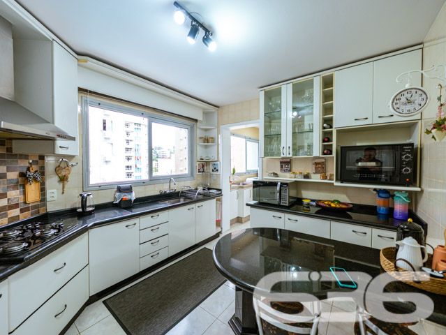 Descubra a elegância e o conforto neste magnífico apartamento no coração de Joinville - ESTUDA PERMUTA
Localizado estrategicamente no bairro Bucarein, este apartamento em Joinville, SC, combina espaço, conforto e uma localização privilegiada, oferecendo uma vida de qualidade e conveniência. Com 146,79m², situado em um terreno plano de 733m², este imóvel possui todas as características para ser o seu próximo lar.
O apartamento conta com uma ampla garagem, proporcionando facilidade e segurança para o seu veículo. O layout interno é projetado para maximizar o espaço e a funcionalidade, incluindo dois confortáveis dormitórios e uma suíte, ideal para garantir privacidade e conforto.
A área de serviço é bem dimensionada e equipada, facilitando a organização e o dia a dia da família. A sacada oferece uma vista deslumbrante do morro do Boa Vista e do centro de Joinville, um cenário perfeito para relaxar e apreciar a paisagem urbana. Além disso, o imóvel conta com portão eletrônico, interfone e grades, oferecendo segurança e tranquilidade.
Para os momentos de lazer, o apartamento dispõe de uma área de festa com churrasqueira, perfeita para receber amigos e familiares em um ambiente agradável e acolhedor. Há também um projeto para a inclusão de uma piscina, o que agregar valor e mais uma opção de lazer para os moradores.
Com uma excelente ventilação natural e apenas duas unidades por andar, este imóvel garante exclusividade e privacidade. A entrada principal e de serviço, junto com o elevador, asseguram praticidade e conforto no dia a dia.
Este apartamento não é apenas um lugar para morar, é um investimento em qualidade de vida, numa localização que oferece fácil acesso a serviços, comércio e lazer. Representando mais de 30 anos de tradição e excelência da 636 Negócios Imobiliários, este imóvel é uma escolha perfeita para quem busca conforto, segurança e a melhor localização em Joinville.
Venha conhecer e se encantar com este espetacular apartamento. Agende sua visita e sinta-se em casa com a excelência e confiança que só a 636 Negócios Imobiliários pode oferecer.
636 NEGÓCIOS IMOBILIÁRIOS: A SUA MELHOR ESCOLHA
Com mais de 30 anos de experiência, a 636 Negócios Imobiliários é sua parceira ideal para encontrar o imóvel perfeito. Estamos prontos para ajudá-lo a fazer deste imóvel o seu novo lar.
Telefone: (47) 3451-0636
WhatsApp: (47) 99190-0636
Não perca esta oportunidade única. Visite nosso site para mais informações: i636.com.br