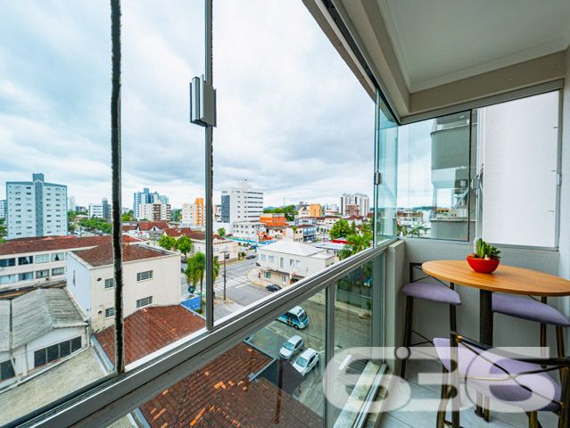 Descubra a elegância e o conforto neste magnífico apartamento no coração de Joinville - ESTUDA PERMUTA
Localizado estrategicamente no bairro Bucarein, este apartamento em Joinville, SC, combina espaço, conforto e uma localização privilegiada, oferecendo uma vida de qualidade e conveniência. Com 146,79m², situado em um terreno plano de 733m², este imóvel possui todas as características para ser o seu próximo lar.
O apartamento conta com uma ampla garagem, proporcionando facilidade e segurança para o seu veículo. O layout interno é projetado para maximizar o espaço e a funcionalidade, incluindo dois confortáveis dormitórios e uma suíte, ideal para garantir privacidade e conforto.
A área de serviço é bem dimensionada e equipada, facilitando a organização e o dia a dia da família. A sacada oferece uma vista deslumbrante do morro do Boa Vista e do centro de Joinville, um cenário perfeito para relaxar e apreciar a paisagem urbana. Além disso, o imóvel conta com portão eletrônico, interfone e grades, oferecendo segurança e tranquilidade.
Para os momentos de lazer, o apartamento dispõe de uma área de festa com churrasqueira, perfeita para receber amigos e familiares em um ambiente agradável e acolhedor. Há também um projeto para a inclusão de uma piscina, o que agregar valor e mais uma opção de lazer para os moradores.
Com uma excelente ventilação natural e apenas duas unidades por andar, este imóvel garante exclusividade e privacidade. A entrada principal e de serviço, junto com o elevador, asseguram praticidade e conforto no dia a dia.
Este apartamento não é apenas um lugar para morar, é um investimento em qualidade de vida, numa localização que oferece fácil acesso a serviços, comércio e lazer. Representando mais de 30 anos de tradição e excelência da 636 Negócios Imobiliários, este imóvel é uma escolha perfeita para quem busca conforto, segurança e a melhor localização em Joinville.
Venha conhecer e se encantar com este espetacular apartamento. Agende sua visita e sinta-se em casa com a excelência e confiança que só a 636 Negócios Imobiliários pode oferecer.
636 NEGÓCIOS IMOBILIÁRIOS: A SUA MELHOR ESCOLHA
Com mais de 30 anos de experiência, a 636 Negócios Imobiliários é sua parceira ideal para encontrar o imóvel perfeito. Estamos prontos para ajudá-lo a fazer deste imóvel o seu novo lar.
Telefone: (47) 3451-0636
WhatsApp: (47) 99190-0636
Não perca esta oportunidade única. Visite nosso site para mais informações: i636.com.br