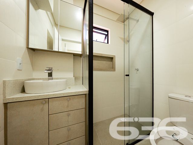 Apartamento com suíte à venda no bairro Costa e Silva, Joinville – conforto e elegância em cada detalhe!
Se você busca um apartamento moderno, com excelente padrão de acabamento e localização estratégica, esta é a sua oportunidade!
Localizado no bairro Costa e Silva, em rua pavimentada, este apartamento oferece 126,71 m² de área, entregando amplitude, conforto e uma planta bem distribuída. O empreendimento conta com elevador, hall de entrada decorado e uma fachada imponente, que combina o estilo contemporâneo com revestimentos sofisticados em tons sóbrios e painéis em textura amadeirada.
O imóvel possui 2 dormitórios sendo 1 suíte, além de um segundo banheiro social, ideal para o dia a dia da família ou visitas. A sala de estar e jantar são integradas, proporcionando uma atmosfera arejada e acolhedora. A cozinha conta com excelente espaço para personalização, e duas sacadas – sendo uma com churrasqueira – são perfeitas para seus momentos de lazer e confraternização.
Viva com mais qualidade, segurança e conforto em um dos bairros mais valorizados de Joinville, com fácil acesso à BR-101, universidades, supermercados, escolas e serviços essenciais.
Entre em contato com a 636 Negócios Imobiliários e agende sua visita. São mais de 30 anos construindo confiança, segurança jurídica e resultados sólidos no mercado imobiliário de Joinville e região!
636 NEGÓCIOS IMOBILIÁRIOS: A SUA MELHOR ESCOLHA
Com mais de 30 anos de experiência, a 636 Negócios Imobiliários é sua parceira ideal para encontrar o imóvel perfeito. Estamos prontos para ajudá-lo a fazer deste imóvel o seu novo lar.
Telefone: (47) 3451-0636
WhatsApp: (47) 99190-0636
Não perca esta oportunidade única. Visite nosso site para mais informações: i636.com.br
