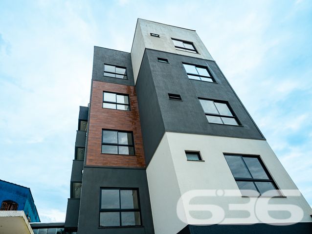 Apartamento com suíte à venda no bairro Costa e Silva, Joinville – conforto e elegância em cada detalhe!
Se você busca um apartamento moderno, com excelente padrão de acabamento e localização estratégica, esta é a sua oportunidade!
Localizado no bairro Costa e Silva, em rua pavimentada, este apartamento oferece 126,71 m² de área, entregando amplitude, conforto e uma planta bem distribuída. O empreendimento conta com elevador, hall de entrada decorado e uma fachada imponente, que combina o estilo contemporâneo com revestimentos sofisticados em tons sóbrios e painéis em textura amadeirada.
O imóvel possui 2 dormitórios sendo 1 suíte, além de um segundo banheiro social, ideal para o dia a dia da família ou visitas. A sala de estar e jantar são integradas, proporcionando uma atmosfera arejada e acolhedora. A cozinha conta com excelente espaço para personalização, e duas sacadas – sendo uma com churrasqueira – são perfeitas para seus momentos de lazer e confraternização.
Viva com mais qualidade, segurança e conforto em um dos bairros mais valorizados de Joinville, com fácil acesso à BR-101, universidades, supermercados, escolas e serviços essenciais.
Entre em contato com a 636 Negócios Imobiliários e agende sua visita. São mais de 30 anos construindo confiança, segurança jurídica e resultados sólidos no mercado imobiliário de Joinville e região!
636 NEGÓCIOS IMOBILIÁRIOS: A SUA MELHOR ESCOLHA
Com mais de 30 anos de experiência, a 636 Negócios Imobiliários é sua parceira ideal para encontrar o imóvel perfeito. Estamos prontos para ajudá-lo a fazer deste imóvel o seu novo lar.
Telefone: (47) 3451-0636
WhatsApp: (47) 99190-0636
Não perca esta oportunidade única. Visite nosso site para mais informações: i636.com.br