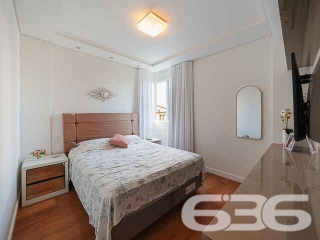 Situado no coração do bairro Floresta, em Joinville/SC, este apartamento impecável combina luxo moderno com uma atmosfera acolhedora e exclusiva. Estuda permuta.
O imóvel dispõe de 127,82 m² de área construída, bem distribuídos para garantir a máxima funcionalidade e aproveitamento de espaço. A sala de estar é integrada com a sala de jantar e cozinha, criando um ambiente fluido e convidativo. A cozinha, um verdadeiro destaque, é equipada com armários planejados e eletrodomésticos embutidos de alta qualidade, incluindo coifa, fogão, microondas e forno, que permanecerão para a conveniência dos novos proprietários.
A área de serviço, pensada para oferecer praticidade no dia a dia, conta com planejamento inteligente e espaço otimizado. Na sala, um sofisticado painel planejado complementa o espaço, juntamente com um ar-condicionado que promete conforto em qualquer estação do ano.
O apartamento possui uma confortável suíte e dois domitórios, assegurando um refúgio tranquilo e privativo. Ambos os banheiros, da suíte e social, estão equipados com armários planejados e acabamentos de primeira linha.
Para quem precisa de um espaço para trabalho ou estudos, o imóvel oferece um home office, perfeito para manter a produtividade em um ambiente tranquilo e organizado. A sacada com churrasqueira é ideal para momentos de lazer e confraternização, proporcionando uma vista relaxante e uma área agradável para recepcionar amigos e família.
O condomínio oferece completa infraestrutura de segurança e lazer, incluindo piscina, área de festas com churrasqueira, portão eletrônico, interfone e cerca elétrica. Com duas vagas cobertas de garagem, o imóvel garante comodidade para toda a família.
Este apartamento é uma oportunidade excepcional para quem busca um estilo de vida prático e elegante em Joinville. Localizado próximo a vias de acesso, shopping centers, escolas, e serviços públicos essenciais, oferece uma vida cotidiana sem complicações e com muito estilo. Venha conhecer e se encantar com este que pode ser seu novo lar.
636 NEGÓCIOS IMOBILIÁRIOS: A SUA MELHOR ESCOLHA
Com mais de 30 anos de experiência, a 636 Negócios Imobiliários é sua parceira ideal para encontrar o imóvel perfeito. Estamos prontos para ajudá-lo a fazer deste imóvel o seu novo lar.
Telefone: (47) 3451-0636
WhatsApp: (47) 99190-0636
Não perca esta oportunidade única. Visite nosso site para mais informações: i636.com.br