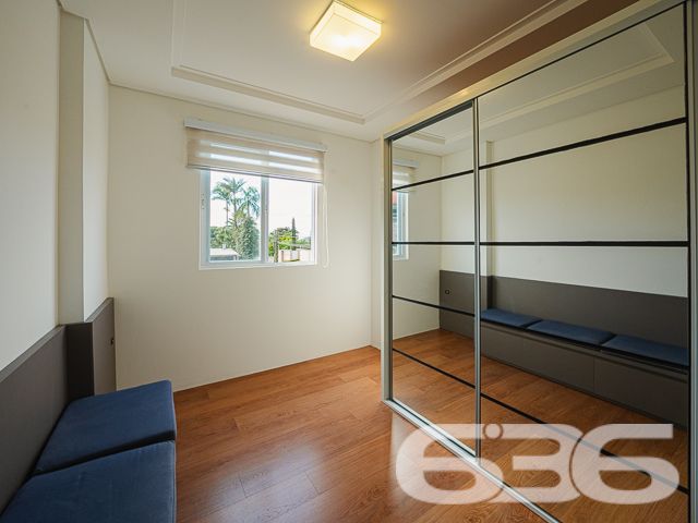 Situado no coração do bairro Floresta, em Joinville/SC, este apartamento impecável combina luxo moderno com uma atmosfera acolhedora e exclusiva. Estuda permuta.
O imóvel dispõe de 127,82 m² de área construída, bem distribuídos para garantir a máxima funcionalidade e aproveitamento de espaço. A sala de estar é integrada com a sala de jantar e cozinha, criando um ambiente fluido e convidativo. A cozinha, um verdadeiro destaque, é equipada com armários planejados e eletrodomésticos embutidos de alta qualidade, incluindo coifa, fogão, microondas e forno, que permanecerão para a conveniência dos novos proprietários.
A área de serviço, pensada para oferecer praticidade no dia a dia, conta com planejamento inteligente e espaço otimizado. Na sala, um sofisticado painel planejado complementa o espaço, juntamente com um ar-condicionado que promete conforto em qualquer estação do ano.
O apartamento possui uma confortável suíte e dois domitórios, assegurando um refúgio tranquilo e privativo. Ambos os banheiros, da suíte e social, estão equipados com armários planejados e acabamentos de primeira linha.
Para quem precisa de um espaço para trabalho ou estudos, o imóvel oferece um home office, perfeito para manter a produtividade em um ambiente tranquilo e organizado. A sacada com churrasqueira é ideal para momentos de lazer e confraternização, proporcionando uma vista relaxante e uma área agradável para recepcionar amigos e família.
O condomínio oferece completa infraestrutura de segurança e lazer, incluindo piscina, área de festas com churrasqueira, portão eletrônico, interfone e cerca elétrica. Com duas vagas cobertas de garagem, o imóvel garante comodidade para toda a família.
Este apartamento é uma oportunidade excepcional para quem busca um estilo de vida prático e elegante em Joinville. Localizado próximo a vias de acesso, shopping centers, escolas, e serviços públicos essenciais, oferece uma vida cotidiana sem complicações e com muito estilo. Venha conhecer e se encantar com este que pode ser seu novo lar.
636 NEGÓCIOS IMOBILIÁRIOS: A SUA MELHOR ESCOLHA
Com mais de 30 anos de experiência, a 636 Negócios Imobiliários é sua parceira ideal para encontrar o imóvel perfeito. Estamos prontos para ajudá-lo a fazer deste imóvel o seu novo lar.
Telefone: (47) 3451-0636
WhatsApp: (47) 99190-0636
Não perca esta oportunidade única. Visite nosso site para mais informações: i636.com.br