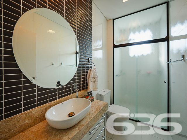Situado no coração do bairro Floresta, em Joinville/SC, este apartamento impecável combina luxo moderno com uma atmosfera acolhedora e exclusiva. Estuda permuta.
O imóvel dispõe de 127,82 m² de área construída, bem distribuídos para garantir a máxima funcionalidade e aproveitamento de espaço. A sala de estar é integrada com a sala de jantar e cozinha, criando um ambiente fluido e convidativo. A cozinha, um verdadeiro destaque, é equipada com armários planejados e eletrodomésticos embutidos de alta qualidade, incluindo coifa, fogão, microondas e forno, que permanecerão para a conveniência dos novos proprietários.
A área de serviço, pensada para oferecer praticidade no dia a dia, conta com planejamento inteligente e espaço otimizado. Na sala, um sofisticado painel planejado complementa o espaço, juntamente com um ar-condicionado que promete conforto em qualquer estação do ano.
O apartamento possui uma confortável suíte e dois domitórios, assegurando um refúgio tranquilo e privativo. Ambos os banheiros, da suíte e social, estão equipados com armários planejados e acabamentos de primeira linha.
Para quem precisa de um espaço para trabalho ou estudos, o imóvel oferece um home office, perfeito para manter a produtividade em um ambiente tranquilo e organizado. A sacada com churrasqueira é ideal para momentos de lazer e confraternização, proporcionando uma vista relaxante e uma área agradável para recepcionar amigos e família.
O condomínio oferece completa infraestrutura de segurança e lazer, incluindo piscina, área de festas com churrasqueira, portão eletrônico, interfone e cerca elétrica. Com duas vagas cobertas de garagem, o imóvel garante comodidade para toda a família.
Este apartamento é uma oportunidade excepcional para quem busca um estilo de vida prático e elegante em Joinville. Localizado próximo a vias de acesso, shopping centers, escolas, e serviços públicos essenciais, oferece uma vida cotidiana sem complicações e com muito estilo. Venha conhecer e se encantar com este que pode ser seu novo lar.
636 NEGÓCIOS IMOBILIÁRIOS: A SUA MELHOR ESCOLHA
Com mais de 30 anos de experiência, a 636 Negócios Imobiliários é sua parceira ideal para encontrar o imóvel perfeito. Estamos prontos para ajudá-lo a fazer deste imóvel o seu novo lar.
Telefone: (47) 3451-0636
WhatsApp: (47) 99190-0636
Não perca esta oportunidade única. Visite nosso site para mais informações: i636.com.br