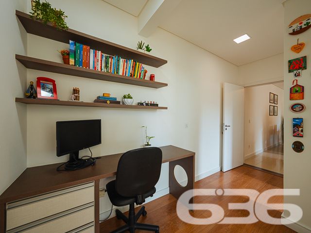 Situado no coração do bairro Floresta, em Joinville/SC, este apartamento impecável combina luxo moderno com uma atmosfera acolhedora e exclusiva. Estuda permuta.
O imóvel dispõe de 127,82 m² de área construída, bem distribuídos para garantir a máxima funcionalidade e aproveitamento de espaço. A sala de estar é integrada com a sala de jantar e cozinha, criando um ambiente fluido e convidativo. A cozinha, um verdadeiro destaque, é equipada com armários planejados e eletrodomésticos embutidos de alta qualidade, incluindo coifa, fogão, microondas e forno, que permanecerão para a conveniência dos novos proprietários.
A área de serviço, pensada para oferecer praticidade no dia a dia, conta com planejamento inteligente e espaço otimizado. Na sala, um sofisticado painel planejado complementa o espaço, juntamente com um ar-condicionado que promete conforto em qualquer estação do ano.
O apartamento possui uma confortável suíte e dois domitórios, assegurando um refúgio tranquilo e privativo. Ambos os banheiros, da suíte e social, estão equipados com armários planejados e acabamentos de primeira linha.
Para quem precisa de um espaço para trabalho ou estudos, o imóvel oferece um home office, perfeito para manter a produtividade em um ambiente tranquilo e organizado. A sacada com churrasqueira é ideal para momentos de lazer e confraternização, proporcionando uma vista relaxante e uma área agradável para recepcionar amigos e família.
O condomínio oferece completa infraestrutura de segurança e lazer, incluindo piscina, área de festas com churrasqueira, portão eletrônico, interfone e cerca elétrica. Com duas vagas cobertas de garagem, o imóvel garante comodidade para toda a família.
Este apartamento é uma oportunidade excepcional para quem busca um estilo de vida prático e elegante em Joinville. Localizado próximo a vias de acesso, shopping centers, escolas, e serviços públicos essenciais, oferece uma vida cotidiana sem complicações e com muito estilo. Venha conhecer e se encantar com este que pode ser seu novo lar.
636 NEGÓCIOS IMOBILIÁRIOS: A SUA MELHOR ESCOLHA
Com mais de 30 anos de experiência, a 636 Negócios Imobiliários é sua parceira ideal para encontrar o imóvel perfeito. Estamos prontos para ajudá-lo a fazer deste imóvel o seu novo lar.
Telefone: (47) 3451-0636
WhatsApp: (47) 99190-0636
Não perca esta oportunidade única. Visite nosso site para mais informações: i636.com.br