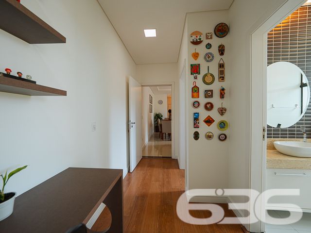 Situado no coração do bairro Floresta, em Joinville/SC, este apartamento impecável combina luxo moderno com uma atmosfera acolhedora e exclusiva. Estuda permuta.
O imóvel dispõe de 127,82 m² de área construída, bem distribuídos para garantir a máxima funcionalidade e aproveitamento de espaço. A sala de estar é integrada com a sala de jantar e cozinha, criando um ambiente fluido e convidativo. A cozinha, um verdadeiro destaque, é equipada com armários planejados e eletrodomésticos embutidos de alta qualidade, incluindo coifa, fogão, microondas e forno, que permanecerão para a conveniência dos novos proprietários.
A área de serviço, pensada para oferecer praticidade no dia a dia, conta com planejamento inteligente e espaço otimizado. Na sala, um sofisticado painel planejado complementa o espaço, juntamente com um ar-condicionado que promete conforto em qualquer estação do ano.
O apartamento possui uma confortável suíte e dois domitórios, assegurando um refúgio tranquilo e privativo. Ambos os banheiros, da suíte e social, estão equipados com armários planejados e acabamentos de primeira linha.
Para quem precisa de um espaço para trabalho ou estudos, o imóvel oferece um home office, perfeito para manter a produtividade em um ambiente tranquilo e organizado. A sacada com churrasqueira é ideal para momentos de lazer e confraternização, proporcionando uma vista relaxante e uma área agradável para recepcionar amigos e família.
O condomínio oferece completa infraestrutura de segurança e lazer, incluindo piscina, área de festas com churrasqueira, portão eletrônico, interfone e cerca elétrica. Com duas vagas cobertas de garagem, o imóvel garante comodidade para toda a família.
Este apartamento é uma oportunidade excepcional para quem busca um estilo de vida prático e elegante em Joinville. Localizado próximo a vias de acesso, shopping centers, escolas, e serviços públicos essenciais, oferece uma vida cotidiana sem complicações e com muito estilo. Venha conhecer e se encantar com este que pode ser seu novo lar.
636 NEGÓCIOS IMOBILIÁRIOS: A SUA MELHOR ESCOLHA
Com mais de 30 anos de experiência, a 636 Negócios Imobiliários é sua parceira ideal para encontrar o imóvel perfeito. Estamos prontos para ajudá-lo a fazer deste imóvel o seu novo lar.
Telefone: (47) 3451-0636
WhatsApp: (47) 99190-0636
Não perca esta oportunidade única. Visite nosso site para mais informações: i636.com.br