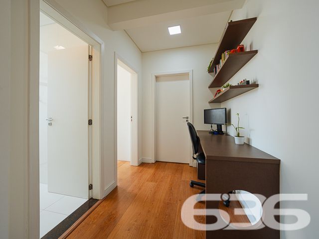 Situado no coração do bairro Floresta, em Joinville/SC, este apartamento impecável combina luxo moderno com uma atmosfera acolhedora e exclusiva. Estuda permuta.
O imóvel dispõe de 127,82 m² de área construída, bem distribuídos para garantir a máxima funcionalidade e aproveitamento de espaço. A sala de estar é integrada com a sala de jantar e cozinha, criando um ambiente fluido e convidativo. A cozinha, um verdadeiro destaque, é equipada com armários planejados e eletrodomésticos embutidos de alta qualidade, incluindo coifa, fogão, microondas e forno, que permanecerão para a conveniência dos novos proprietários.
A área de serviço, pensada para oferecer praticidade no dia a dia, conta com planejamento inteligente e espaço otimizado. Na sala, um sofisticado painel planejado complementa o espaço, juntamente com um ar-condicionado que promete conforto em qualquer estação do ano.
O apartamento possui uma confortável suíte e dois domitórios, assegurando um refúgio tranquilo e privativo. Ambos os banheiros, da suíte e social, estão equipados com armários planejados e acabamentos de primeira linha.
Para quem precisa de um espaço para trabalho ou estudos, o imóvel oferece um home office, perfeito para manter a produtividade em um ambiente tranquilo e organizado. A sacada com churrasqueira é ideal para momentos de lazer e confraternização, proporcionando uma vista relaxante e uma área agradável para recepcionar amigos e família.
O condomínio oferece completa infraestrutura de segurança e lazer, incluindo piscina, área de festas com churrasqueira, portão eletrônico, interfone e cerca elétrica. Com duas vagas cobertas de garagem, o imóvel garante comodidade para toda a família.
Este apartamento é uma oportunidade excepcional para quem busca um estilo de vida prático e elegante em Joinville. Localizado próximo a vias de acesso, shopping centers, escolas, e serviços públicos essenciais, oferece uma vida cotidiana sem complicações e com muito estilo. Venha conhecer e se encantar com este que pode ser seu novo lar.
636 NEGÓCIOS IMOBILIÁRIOS: A SUA MELHOR ESCOLHA
Com mais de 30 anos de experiência, a 636 Negócios Imobiliários é sua parceira ideal para encontrar o imóvel perfeito. Estamos prontos para ajudá-lo a fazer deste imóvel o seu novo lar.
Telefone: (47) 3451-0636
WhatsApp: (47) 99190-0636
Não perca esta oportunidade única. Visite nosso site para mais informações: i636.com.br