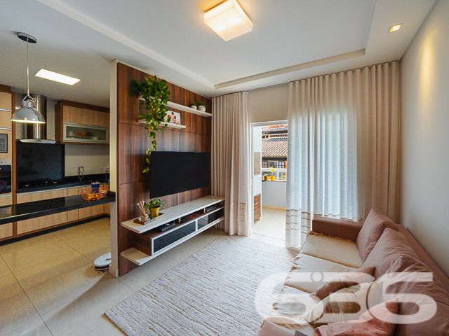Situado no coração do bairro Floresta, em Joinville/SC, este apartamento impecável combina luxo moderno com uma atmosfera acolhedora e exclusiva. Estuda permuta.
O imóvel dispõe de 127,82 m² de área construída, bem distribuídos para garantir a máxima funcionalidade e aproveitamento de espaço. A sala de estar é integrada com a sala de jantar e cozinha, criando um ambiente fluido e convidativo. A cozinha, um verdadeiro destaque, é equipada com armários planejados e eletrodomésticos embutidos de alta qualidade, incluindo coifa, fogão, microondas e forno, que permanecerão para a conveniência dos novos proprietários.
A área de serviço, pensada para oferecer praticidade no dia a dia, conta com planejamento inteligente e espaço otimizado. Na sala, um sofisticado painel planejado complementa o espaço, juntamente com um ar-condicionado que promete conforto em qualquer estação do ano.
O apartamento possui uma confortável suíte e dois domitórios, assegurando um refúgio tranquilo e privativo. Ambos os banheiros, da suíte e social, estão equipados com armários planejados e acabamentos de primeira linha.
Para quem precisa de um espaço para trabalho ou estudos, o imóvel oferece um home office, perfeito para manter a produtividade em um ambiente tranquilo e organizado. A sacada com churrasqueira é ideal para momentos de lazer e confraternização, proporcionando uma vista relaxante e uma área agradável para recepcionar amigos e família.
O condomínio oferece completa infraestrutura de segurança e lazer, incluindo piscina, área de festas com churrasqueira, portão eletrônico, interfone e cerca elétrica. Com duas vagas cobertas de garagem, o imóvel garante comodidade para toda a família.
Este apartamento é uma oportunidade excepcional para quem busca um estilo de vida prático e elegante em Joinville. Localizado próximo a vias de acesso, shopping centers, escolas, e serviços públicos essenciais, oferece uma vida cotidiana sem complicações e com muito estilo. Venha conhecer e se encantar com este que pode ser seu novo lar.
636 NEGÓCIOS IMOBILIÁRIOS: A SUA MELHOR ESCOLHA
Com mais de 30 anos de experiência, a 636 Negócios Imobiliários é sua parceira ideal para encontrar o imóvel perfeito. Estamos prontos para ajudá-lo a fazer deste imóvel o seu novo lar.
Telefone: (47) 3451-0636
WhatsApp: (47) 99190-0636
Não perca esta oportunidade única. Visite nosso site para mais informações: i636.com.br