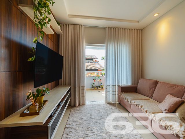 Situado no coração do bairro Floresta, em Joinville/SC, este apartamento impecável combina luxo moderno com uma atmosfera acolhedora e exclusiva. Estuda permuta.
O imóvel dispõe de 127,82 m² de área construída, bem distribuídos para garantir a máxima funcionalidade e aproveitamento de espaço. A sala de estar é integrada com a sala de jantar e cozinha, criando um ambiente fluido e convidativo. A cozinha, um verdadeiro destaque, é equipada com armários planejados e eletrodomésticos embutidos de alta qualidade, incluindo coifa, fogão, microondas e forno, que permanecerão para a conveniência dos novos proprietários.
A área de serviço, pensada para oferecer praticidade no dia a dia, conta com planejamento inteligente e espaço otimizado. Na sala, um sofisticado painel planejado complementa o espaço, juntamente com um ar-condicionado que promete conforto em qualquer estação do ano.
O apartamento possui uma confortável suíte e dois domitórios, assegurando um refúgio tranquilo e privativo. Ambos os banheiros, da suíte e social, estão equipados com armários planejados e acabamentos de primeira linha.
Para quem precisa de um espaço para trabalho ou estudos, o imóvel oferece um home office, perfeito para manter a produtividade em um ambiente tranquilo e organizado. A sacada com churrasqueira é ideal para momentos de lazer e confraternização, proporcionando uma vista relaxante e uma área agradável para recepcionar amigos e família.
O condomínio oferece completa infraestrutura de segurança e lazer, incluindo piscina, área de festas com churrasqueira, portão eletrônico, interfone e cerca elétrica. Com duas vagas cobertas de garagem, o imóvel garante comodidade para toda a família.
Este apartamento é uma oportunidade excepcional para quem busca um estilo de vida prático e elegante em Joinville. Localizado próximo a vias de acesso, shopping centers, escolas, e serviços públicos essenciais, oferece uma vida cotidiana sem complicações e com muito estilo. Venha conhecer e se encantar com este que pode ser seu novo lar.
636 NEGÓCIOS IMOBILIÁRIOS: A SUA MELHOR ESCOLHA
Com mais de 30 anos de experiência, a 636 Negócios Imobiliários é sua parceira ideal para encontrar o imóvel perfeito. Estamos prontos para ajudá-lo a fazer deste imóvel o seu novo lar.
Telefone: (47) 3451-0636
WhatsApp: (47) 99190-0636
Não perca esta oportunidade única. Visite nosso site para mais informações: i636.com.br
