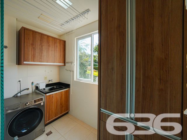 Situado no coração do bairro Floresta, em Joinville/SC, este apartamento impecável combina luxo moderno com uma atmosfera acolhedora e exclusiva. Estuda permuta.
O imóvel dispõe de 127,82 m² de área construída, bem distribuídos para garantir a máxima funcionalidade e aproveitamento de espaço. A sala de estar é integrada com a sala de jantar e cozinha, criando um ambiente fluido e convidativo. A cozinha, um verdadeiro destaque, é equipada com armários planejados e eletrodomésticos embutidos de alta qualidade, incluindo coifa, fogão, microondas e forno, que permanecerão para a conveniência dos novos proprietários.
A área de serviço, pensada para oferecer praticidade no dia a dia, conta com planejamento inteligente e espaço otimizado. Na sala, um sofisticado painel planejado complementa o espaço, juntamente com um ar-condicionado que promete conforto em qualquer estação do ano.
O apartamento possui uma confortável suíte e dois domitórios, assegurando um refúgio tranquilo e privativo. Ambos os banheiros, da suíte e social, estão equipados com armários planejados e acabamentos de primeira linha.
Para quem precisa de um espaço para trabalho ou estudos, o imóvel oferece um home office, perfeito para manter a produtividade em um ambiente tranquilo e organizado. A sacada com churrasqueira é ideal para momentos de lazer e confraternização, proporcionando uma vista relaxante e uma área agradável para recepcionar amigos e família.
O condomínio oferece completa infraestrutura de segurança e lazer, incluindo piscina, área de festas com churrasqueira, portão eletrônico, interfone e cerca elétrica. Com duas vagas cobertas de garagem, o imóvel garante comodidade para toda a família.
Este apartamento é uma oportunidade excepcional para quem busca um estilo de vida prático e elegante em Joinville. Localizado próximo a vias de acesso, shopping centers, escolas, e serviços públicos essenciais, oferece uma vida cotidiana sem complicações e com muito estilo. Venha conhecer e se encantar com este que pode ser seu novo lar.
636 NEGÓCIOS IMOBILIÁRIOS: A SUA MELHOR ESCOLHA
Com mais de 30 anos de experiência, a 636 Negócios Imobiliários é sua parceira ideal para encontrar o imóvel perfeito. Estamos prontos para ajudá-lo a fazer deste imóvel o seu novo lar.
Telefone: (47) 3451-0636
WhatsApp: (47) 99190-0636
Não perca esta oportunidade única. Visite nosso site para mais informações: i636.com.br