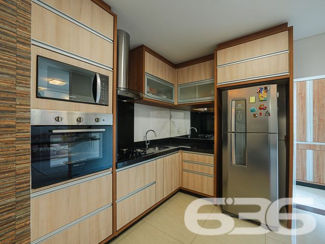 Situado no coração do bairro Floresta, em Joinville/SC, este apartamento impecável combina luxo moderno com uma atmosfera acolhedora e exclusiva. Estuda permuta.
O imóvel dispõe de 127,82 m² de área construída, bem distribuídos para garantir a máxima funcionalidade e aproveitamento de espaço. A sala de estar é integrada com a sala de jantar e cozinha, criando um ambiente fluido e convidativo. A cozinha, um verdadeiro destaque, é equipada com armários planejados e eletrodomésticos embutidos de alta qualidade, incluindo coifa, fogão, microondas e forno, que permanecerão para a conveniência dos novos proprietários.
A área de serviço, pensada para oferecer praticidade no dia a dia, conta com planejamento inteligente e espaço otimizado. Na sala, um sofisticado painel planejado complementa o espaço, juntamente com um ar-condicionado que promete conforto em qualquer estação do ano.
O apartamento possui uma confortável suíte e dois domitórios, assegurando um refúgio tranquilo e privativo. Ambos os banheiros, da suíte e social, estão equipados com armários planejados e acabamentos de primeira linha.
Para quem precisa de um espaço para trabalho ou estudos, o imóvel oferece um home office, perfeito para manter a produtividade em um ambiente tranquilo e organizado. A sacada com churrasqueira é ideal para momentos de lazer e confraternização, proporcionando uma vista relaxante e uma área agradável para recepcionar amigos e família.
O condomínio oferece completa infraestrutura de segurança e lazer, incluindo piscina, área de festas com churrasqueira, portão eletrônico, interfone e cerca elétrica. Com duas vagas cobertas de garagem, o imóvel garante comodidade para toda a família.
Este apartamento é uma oportunidade excepcional para quem busca um estilo de vida prático e elegante em Joinville. Localizado próximo a vias de acesso, shopping centers, escolas, e serviços públicos essenciais, oferece uma vida cotidiana sem complicações e com muito estilo. Venha conhecer e se encantar com este que pode ser seu novo lar.
636 NEGÓCIOS IMOBILIÁRIOS: A SUA MELHOR ESCOLHA
Com mais de 30 anos de experiência, a 636 Negócios Imobiliários é sua parceira ideal para encontrar o imóvel perfeito. Estamos prontos para ajudá-lo a fazer deste imóvel o seu novo lar.
Telefone: (47) 3451-0636
WhatsApp: (47) 99190-0636
Não perca esta oportunidade única. Visite nosso site para mais informações: i636.com.br