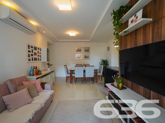 Situado no coração do bairro Floresta, em Joinville/SC, este apartamento impecável combina luxo moderno com uma atmosfera acolhedora e exclusiva. Estuda permuta.
O imóvel dispõe de 127,82 m² de área construída, bem distribuídos para garantir a máxima funcionalidade e aproveitamento de espaço. A sala de estar é integrada com a sala de jantar e cozinha, criando um ambiente fluido e convidativo. A cozinha, um verdadeiro destaque, é equipada com armários planejados e eletrodomésticos embutidos de alta qualidade, incluindo coifa, fogão, microondas e forno, que permanecerão para a conveniência dos novos proprietários.
A área de serviço, pensada para oferecer praticidade no dia a dia, conta com planejamento inteligente e espaço otimizado. Na sala, um sofisticado painel planejado complementa o espaço, juntamente com um ar-condicionado que promete conforto em qualquer estação do ano.
O apartamento possui uma confortável suíte e dois domitórios, assegurando um refúgio tranquilo e privativo. Ambos os banheiros, da suíte e social, estão equipados com armários planejados e acabamentos de primeira linha.
Para quem precisa de um espaço para trabalho ou estudos, o imóvel oferece um home office, perfeito para manter a produtividade em um ambiente tranquilo e organizado. A sacada com churrasqueira é ideal para momentos de lazer e confraternização, proporcionando uma vista relaxante e uma área agradável para recepcionar amigos e família.
O condomínio oferece completa infraestrutura de segurança e lazer, incluindo piscina, área de festas com churrasqueira, portão eletrônico, interfone e cerca elétrica. Com duas vagas cobertas de garagem, o imóvel garante comodidade para toda a família.
Este apartamento é uma oportunidade excepcional para quem busca um estilo de vida prático e elegante em Joinville. Localizado próximo a vias de acesso, shopping centers, escolas, e serviços públicos essenciais, oferece uma vida cotidiana sem complicações e com muito estilo. Venha conhecer e se encantar com este que pode ser seu novo lar.
636 NEGÓCIOS IMOBILIÁRIOS: A SUA MELHOR ESCOLHA
Com mais de 30 anos de experiência, a 636 Negócios Imobiliários é sua parceira ideal para encontrar o imóvel perfeito. Estamos prontos para ajudá-lo a fazer deste imóvel o seu novo lar.
Telefone: (47) 3451-0636
WhatsApp: (47) 99190-0636
Não perca esta oportunidade única. Visite nosso site para mais informações: i636.com.br