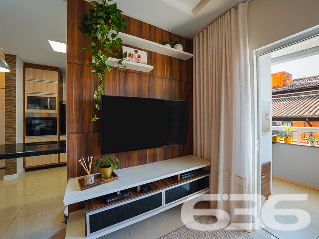 Situado no coração do bairro Floresta, em Joinville/SC, este apartamento impecável combina luxo moderno com uma atmosfera acolhedora e exclusiva. Estuda permuta.
O imóvel dispõe de 127,82 m² de área construída, bem distribuídos para garantir a máxima funcionalidade e aproveitamento de espaço. A sala de estar é integrada com a sala de jantar e cozinha, criando um ambiente fluido e convidativo. A cozinha, um verdadeiro destaque, é equipada com armários planejados e eletrodomésticos embutidos de alta qualidade, incluindo coifa, fogão, microondas e forno, que permanecerão para a conveniência dos novos proprietários.
A área de serviço, pensada para oferecer praticidade no dia a dia, conta com planejamento inteligente e espaço otimizado. Na sala, um sofisticado painel planejado complementa o espaço, juntamente com um ar-condicionado que promete conforto em qualquer estação do ano.
O apartamento possui uma confortável suíte e dois domitórios, assegurando um refúgio tranquilo e privativo. Ambos os banheiros, da suíte e social, estão equipados com armários planejados e acabamentos de primeira linha.
Para quem precisa de um espaço para trabalho ou estudos, o imóvel oferece um home office, perfeito para manter a produtividade em um ambiente tranquilo e organizado. A sacada com churrasqueira é ideal para momentos de lazer e confraternização, proporcionando uma vista relaxante e uma área agradável para recepcionar amigos e família.
O condomínio oferece completa infraestrutura de segurança e lazer, incluindo piscina, área de festas com churrasqueira, portão eletrônico, interfone e cerca elétrica. Com duas vagas cobertas de garagem, o imóvel garante comodidade para toda a família.
Este apartamento é uma oportunidade excepcional para quem busca um estilo de vida prático e elegante em Joinville. Localizado próximo a vias de acesso, shopping centers, escolas, e serviços públicos essenciais, oferece uma vida cotidiana sem complicações e com muito estilo. Venha conhecer e se encantar com este que pode ser seu novo lar.
636 NEGÓCIOS IMOBILIÁRIOS: A SUA MELHOR ESCOLHA
Com mais de 30 anos de experiência, a 636 Negócios Imobiliários é sua parceira ideal para encontrar o imóvel perfeito. Estamos prontos para ajudá-lo a fazer deste imóvel o seu novo lar.
Telefone: (47) 3451-0636
WhatsApp: (47) 99190-0636
Não perca esta oportunidade única. Visite nosso site para mais informações: i636.com.br