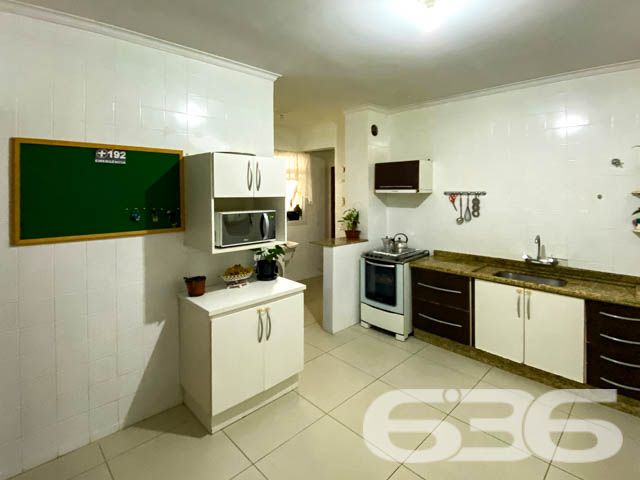 APARTAMENTO AMPLO COM SUÍTE + 2 DORMITÓRIOS NO CENTRO
Descubra o privilégio de morar em um apartamento espaçoso e iluminado no coração do centro de Joinville. Com uma área privativa de 101,87m², este imóvel é a combinação perfeita de conforto, praticidade e estilo.
Este apartamento oferece 3 dormitórios, incluindo uma suíte aconchegante, banheiro social, sala de estar e jantar integradas para momentos especiais em família, cozinha planejada, lavabo e área de serviço.
A área de festa com churrasqueira que há no prédio promete ser o cenário de inesquecíveis encontros com amigos e familiares.
Com a 636 Negócios Imobiliários, você conta com a segurança de mais de 30 anos de experiência no mercado imobiliário. Nossa equipe está pronta para ajudá-lo a encontrar o imóvel dos seus sonhos com a excelência e o profissionalismo que você merece.
Não perca esta oportunidade única. Entre em contato conosco pelo telefone (47) 3451-0636 ou WhatsApp (47) 99190-0636 e agende sua visita.
Saiba mais em nosso site: i636.com.br.
