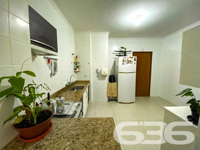APARTAMENTO AMPLO COM SUÍTE + 2 DORMITÓRIOS NO CENTRO
Descubra o privilégio de morar em um apartamento espaçoso e iluminado no coração do centro de Joinville. Com uma área privativa de 101,87m², este imóvel é a combinação perfeita de conforto, praticidade e estilo.
Este apartamento oferece 3 dormitórios, incluindo uma suíte aconchegante, banheiro social, sala de estar e jantar integradas para momentos especiais em família, cozinha planejada, lavabo e área de serviço.
A área de festa com churrasqueira que há no prédio promete ser o cenário de inesquecíveis encontros com amigos e familiares.
Com a 636 Negócios Imobiliários, você conta com a segurança de mais de 30 anos de experiência no mercado imobiliário. Nossa equipe está pronta para ajudá-lo a encontrar o imóvel dos seus sonhos com a excelência e o profissionalismo que você merece.
Não perca esta oportunidade única. Entre em contato conosco pelo telefone (47) 3451-0636 ou WhatsApp (47) 99190-0636 e agende sua visita.
Saiba mais em nosso site: i636.com.br.