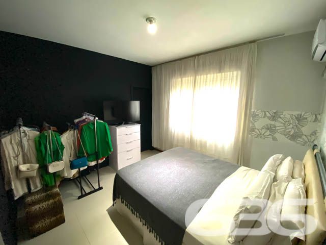 APARTAMENTO AMPLO COM SUÍTE + 2 DORMITÓRIOS NO CENTRO
Descubra o privilégio de morar em um apartamento espaçoso e iluminado no coração do centro de Joinville. Com uma área privativa de 101,87m², este imóvel é a combinação perfeita de conforto, praticidade e estilo.
Este apartamento oferece 3 dormitórios, incluindo uma suíte aconchegante, banheiro social, sala de estar e jantar integradas para momentos especiais em família, cozinha planejada, lavabo e área de serviço.
A área de festa com churrasqueira que há no prédio promete ser o cenário de inesquecíveis encontros com amigos e familiares.
Com a 636 Negócios Imobiliários, você conta com a segurança de mais de 30 anos de experiência no mercado imobiliário. Nossa equipe está pronta para ajudá-lo a encontrar o imóvel dos seus sonhos com a excelência e o profissionalismo que você merece.
Não perca esta oportunidade única. Entre em contato conosco pelo telefone (47) 3451-0636 ou WhatsApp (47) 99190-0636 e agende sua visita.
Saiba mais em nosso site: i636.com.br.