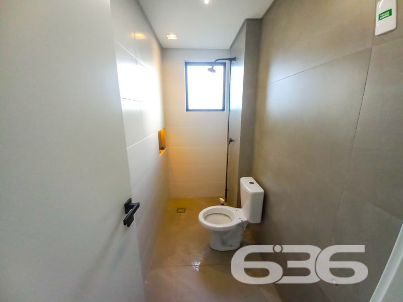 Apartamento à venda no Costa e Silva – Joinville/SC | Moderno, pronto para morar, com área de lazer completa

Apresentamos este moderno apartamento à venda no bairro Costa e Silva, em Joinville/SC, ideal para quem busca conforto, sofisticação e excelente localização. Com 85m² de área, o imóvel encontra-se pronto para morar.

Seu interior apresenta um layout inteligente, com ambientes bem distribuídos e excelente luminosidade natural. A sala principal integra-se à cozinha e oferece uma ampla janela com vista para a cidade e para as montanhas ao fundo, destacando o pôr do sol no horizonte. 

São dois dormitórios bem iluminados, sendo um deles uma suíte, ambos com janelas grandes que proporcionam ótima ventilação e vista livre. O banheiro principal é moderno, com revestimentos em tons neutros, nicho embutido e ventilação natural.

Além das vantagens internas, o empreendimento oferece infraestrutura completa com portão eletrônico, interfone, conexão por fibra óptica e garagem coberta. E mais: a área comum conta com um belíssimo salão de festas mobiliado, climatizado e decorado com bancada gourmet e espaço para confraternizações. Os pets também têm vez com um espaço pet exclusivo, moderno e funcional.

Permite animais de estimação e conta com infraestrutura de alto padrão. Uma excelente oportunidade para quem deseja viver com estilo, praticidade e qualidade de vida em uma das regiões que mais crescem em Joinville.

636 NEGÓCIOS IMOBILIÁRIOS: A SUA MELHOR ESCOLHA
Com mais de 30 anos de experiência, a 636 Negócios Imobiliários é sua parceira ideal para encontrar o imóvel perfeito. Estamos prontos para ajudá-lo a fazer deste imóvel o seu novo lar.
 
Telefone: (47) 3451-0636
WhatsApp: (47) 99190-0636
 
Não perca esta oportunidade única. Visite nosso site para mais informações: i636.com.br