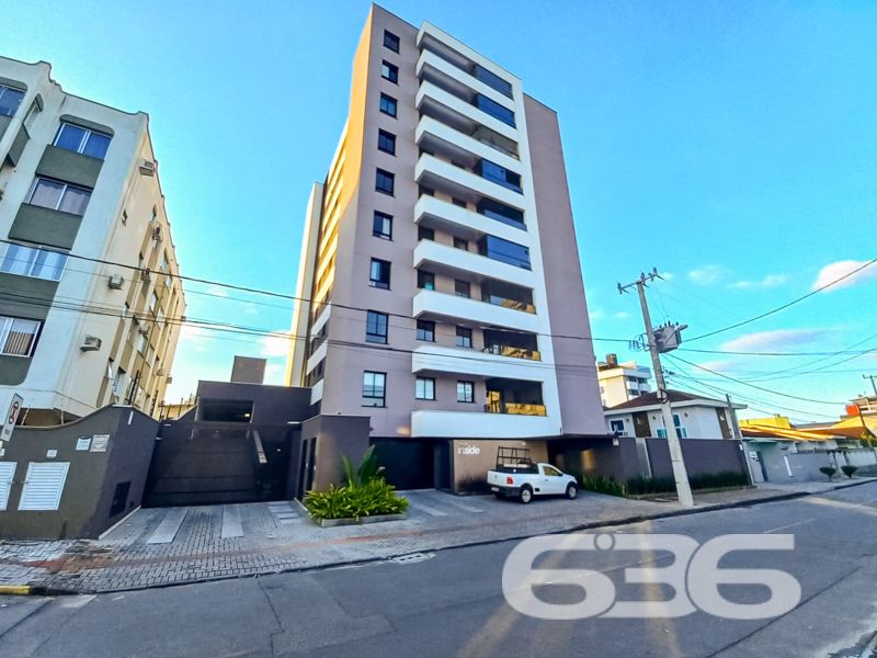 Apartamento à venda no Costa e Silva – Joinville/SC | Moderno, pronto para morar, com área de lazer completa

Apresentamos este moderno apartamento à venda no bairro Costa e Silva, em Joinville/SC, ideal para quem busca conforto, sofisticação e excelente localização. Com 85m² de área, o imóvel encontra-se pronto para morar.

Seu interior apresenta um layout inteligente, com ambientes bem distribuídos e excelente luminosidade natural. A sala principal integra-se à cozinha e oferece uma ampla janela com vista para a cidade e para as montanhas ao fundo, destacando o pôr do sol no horizonte. 

São dois dormitórios bem iluminados, sendo um deles uma suíte, ambos com janelas grandes que proporcionam ótima ventilação e vista livre. O banheiro principal é moderno, com revestimentos em tons neutros, nicho embutido e ventilação natural.

Além das vantagens internas, o empreendimento oferece infraestrutura completa com portão eletrônico, interfone, conexão por fibra óptica e garagem coberta. E mais: a área comum conta com um belíssimo salão de festas mobiliado, climatizado e decorado com bancada gourmet e espaço para confraternizações. Os pets também têm vez com um espaço pet exclusivo, moderno e funcional.

Permite animais de estimação e conta com infraestrutura de alto padrão. Uma excelente oportunidade para quem deseja viver com estilo, praticidade e qualidade de vida em uma das regiões que mais crescem em Joinville.

636 NEGÓCIOS IMOBILIÁRIOS: A SUA MELHOR ESCOLHA
Com mais de 30 anos de experiência, a 636 Negócios Imobiliários é sua parceira ideal para encontrar o imóvel perfeito. Estamos prontos para ajudá-lo a fazer deste imóvel o seu novo lar.
 
Telefone: (47) 3451-0636
WhatsApp: (47) 99190-0636
 
Não perca esta oportunidade única. Visite nosso site para mais informações: i636.com.br
