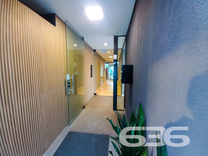 Apartamento à venda no Costa e Silva – Joinville/SC | Moderno, pronto para morar, com área de lazer completa

Apresentamos este moderno apartamento à venda no bairro Costa e Silva, em Joinville/SC, ideal para quem busca conforto, sofisticação e excelente localização. Com 85m² de área, o imóvel encontra-se pronto para morar.

Seu interior apresenta um layout inteligente, com ambientes bem distribuídos e excelente luminosidade natural. A sala principal integra-se à cozinha e oferece uma ampla janela com vista para a cidade e para as montanhas ao fundo, destacando o pôr do sol no horizonte. 

São dois dormitórios bem iluminados, sendo um deles uma suíte, ambos com janelas grandes que proporcionam ótima ventilação e vista livre. O banheiro principal é moderno, com revestimentos em tons neutros, nicho embutido e ventilação natural.

Além das vantagens internas, o empreendimento oferece infraestrutura completa com portão eletrônico, interfone, conexão por fibra óptica e garagem coberta. E mais: a área comum conta com um belíssimo salão de festas mobiliado, climatizado e decorado com bancada gourmet e espaço para confraternizações. Os pets também têm vez com um espaço pet exclusivo, moderno e funcional.

Permite animais de estimação e conta com infraestrutura de alto padrão. Uma excelente oportunidade para quem deseja viver com estilo, praticidade e qualidade de vida em uma das regiões que mais crescem em Joinville.

636 NEGÓCIOS IMOBILIÁRIOS: A SUA MELHOR ESCOLHA
Com mais de 30 anos de experiência, a 636 Negócios Imobiliários é sua parceira ideal para encontrar o imóvel perfeito. Estamos prontos para ajudá-lo a fazer deste imóvel o seu novo lar.
 
Telefone: (47) 3451-0636
WhatsApp: (47) 99190-0636
 
Não perca esta oportunidade única. Visite nosso site para mais informações: i636.com.br