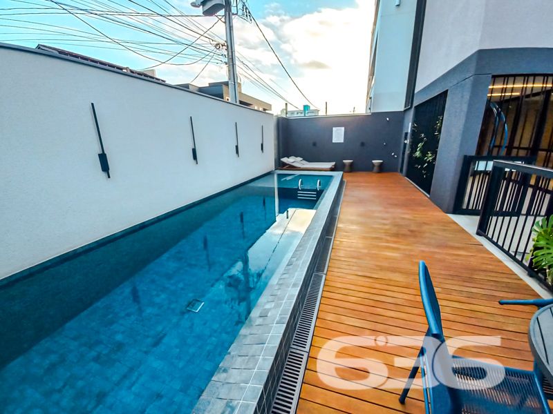 Apartamento à venda no Costa e Silva – Joinville/SC | Moderno, pronto para morar, com área de lazer completa

Apresentamos este moderno apartamento à venda no bairro Costa e Silva, em Joinville/SC, ideal para quem busca conforto, sofisticação e excelente localização. Com 85m² de área, o imóvel encontra-se pronto para morar.

Seu interior apresenta um layout inteligente, com ambientes bem distribuídos e excelente luminosidade natural. A sala principal integra-se à cozinha e oferece uma ampla janela com vista para a cidade e para as montanhas ao fundo, destacando o pôr do sol no horizonte. 

São dois dormitórios bem iluminados, sendo um deles uma suíte, ambos com janelas grandes que proporcionam ótima ventilação e vista livre. O banheiro principal é moderno, com revestimentos em tons neutros, nicho embutido e ventilação natural.

Além das vantagens internas, o empreendimento oferece infraestrutura completa com portão eletrônico, interfone, conexão por fibra óptica e garagem coberta. E mais: a área comum conta com um belíssimo salão de festas mobiliado, climatizado e decorado com bancada gourmet e espaço para confraternizações. Os pets também têm vez com um espaço pet exclusivo, moderno e funcional.

Permite animais de estimação e conta com infraestrutura de alto padrão. Uma excelente oportunidade para quem deseja viver com estilo, praticidade e qualidade de vida em uma das regiões que mais crescem em Joinville.

636 NEGÓCIOS IMOBILIÁRIOS: A SUA MELHOR ESCOLHA
Com mais de 30 anos de experiência, a 636 Negócios Imobiliários é sua parceira ideal para encontrar o imóvel perfeito. Estamos prontos para ajudá-lo a fazer deste imóvel o seu novo lar.
 
Telefone: (47) 3451-0636
WhatsApp: (47) 99190-0636
 
Não perca esta oportunidade única. Visite nosso site para mais informações: i636.com.br