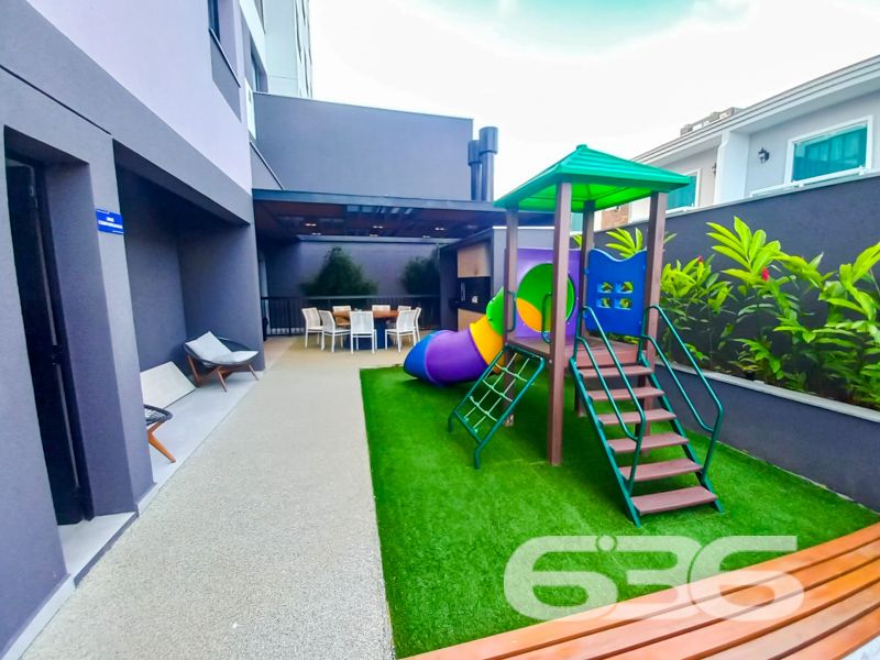 Apartamento à venda no Costa e Silva – Joinville/SC | Moderno, pronto para morar, com área de lazer completa

Apresentamos este moderno apartamento à venda no bairro Costa e Silva, em Joinville/SC, ideal para quem busca conforto, sofisticação e excelente localização. Com 85m² de área, o imóvel encontra-se pronto para morar.

Seu interior apresenta um layout inteligente, com ambientes bem distribuídos e excelente luminosidade natural. A sala principal integra-se à cozinha e oferece uma ampla janela com vista para a cidade e para as montanhas ao fundo, destacando o pôr do sol no horizonte. 

São dois dormitórios bem iluminados, sendo um deles uma suíte, ambos com janelas grandes que proporcionam ótima ventilação e vista livre. O banheiro principal é moderno, com revestimentos em tons neutros, nicho embutido e ventilação natural.

Além das vantagens internas, o empreendimento oferece infraestrutura completa com portão eletrônico, interfone, conexão por fibra óptica e garagem coberta. E mais: a área comum conta com um belíssimo salão de festas mobiliado, climatizado e decorado com bancada gourmet e espaço para confraternizações. Os pets também têm vez com um espaço pet exclusivo, moderno e funcional.

Permite animais de estimação e conta com infraestrutura de alto padrão. Uma excelente oportunidade para quem deseja viver com estilo, praticidade e qualidade de vida em uma das regiões que mais crescem em Joinville.

636 NEGÓCIOS IMOBILIÁRIOS: A SUA MELHOR ESCOLHA
Com mais de 30 anos de experiência, a 636 Negócios Imobiliários é sua parceira ideal para encontrar o imóvel perfeito. Estamos prontos para ajudá-lo a fazer deste imóvel o seu novo lar.
 
Telefone: (47) 3451-0636
WhatsApp: (47) 99190-0636
 
Não perca esta oportunidade única. Visite nosso site para mais informações: i636.com.br