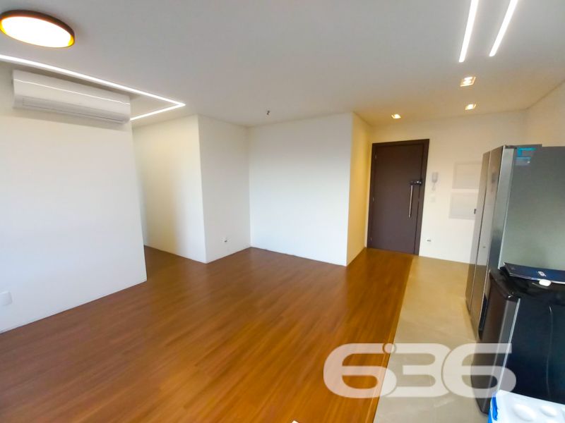 Apartamento à venda no Costa e Silva – Joinville/SC | Moderno, pronto para morar, com área de lazer completa

Apresentamos este moderno apartamento à venda no bairro Costa e Silva, em Joinville/SC, ideal para quem busca conforto, sofisticação e excelente localização. Com 85m² de área, o imóvel encontra-se pronto para morar.

Seu interior apresenta um layout inteligente, com ambientes bem distribuídos e excelente luminosidade natural. A sala principal integra-se à cozinha e oferece uma ampla janela com vista para a cidade e para as montanhas ao fundo, destacando o pôr do sol no horizonte. 

São dois dormitórios bem iluminados, sendo um deles uma suíte, ambos com janelas grandes que proporcionam ótima ventilação e vista livre. O banheiro principal é moderno, com revestimentos em tons neutros, nicho embutido e ventilação natural.

Além das vantagens internas, o empreendimento oferece infraestrutura completa com portão eletrônico, interfone, conexão por fibra óptica e garagem coberta. E mais: a área comum conta com um belíssimo salão de festas mobiliado, climatizado e decorado com bancada gourmet e espaço para confraternizações. Os pets também têm vez com um espaço pet exclusivo, moderno e funcional.

Permite animais de estimação e conta com infraestrutura de alto padrão. Uma excelente oportunidade para quem deseja viver com estilo, praticidade e qualidade de vida em uma das regiões que mais crescem em Joinville.

636 NEGÓCIOS IMOBILIÁRIOS: A SUA MELHOR ESCOLHA
Com mais de 30 anos de experiência, a 636 Negócios Imobiliários é sua parceira ideal para encontrar o imóvel perfeito. Estamos prontos para ajudá-lo a fazer deste imóvel o seu novo lar.
 
Telefone: (47) 3451-0636
WhatsApp: (47) 99190-0636
 
Não perca esta oportunidade única. Visite nosso site para mais informações: i636.com.br