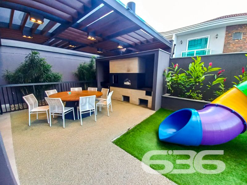 Apartamento à venda no Costa e Silva – Joinville/SC | Moderno, pronto para morar, com área de lazer completa

Apresentamos este moderno apartamento à venda no bairro Costa e Silva, em Joinville/SC, ideal para quem busca conforto, sofisticação e excelente localização. Com 85m² de área, o imóvel encontra-se pronto para morar.

Seu interior apresenta um layout inteligente, com ambientes bem distribuídos e excelente luminosidade natural. A sala principal integra-se à cozinha e oferece uma ampla janela com vista para a cidade e para as montanhas ao fundo, destacando o pôr do sol no horizonte. 

São dois dormitórios bem iluminados, sendo um deles uma suíte, ambos com janelas grandes que proporcionam ótima ventilação e vista livre. O banheiro principal é moderno, com revestimentos em tons neutros, nicho embutido e ventilação natural.

Além das vantagens internas, o empreendimento oferece infraestrutura completa com portão eletrônico, interfone, conexão por fibra óptica e garagem coberta. E mais: a área comum conta com um belíssimo salão de festas mobiliado, climatizado e decorado com bancada gourmet e espaço para confraternizações. Os pets também têm vez com um espaço pet exclusivo, moderno e funcional.

Permite animais de estimação e conta com infraestrutura de alto padrão. Uma excelente oportunidade para quem deseja viver com estilo, praticidade e qualidade de vida em uma das regiões que mais crescem em Joinville.

636 NEGÓCIOS IMOBILIÁRIOS: A SUA MELHOR ESCOLHA
Com mais de 30 anos de experiência, a 636 Negócios Imobiliários é sua parceira ideal para encontrar o imóvel perfeito. Estamos prontos para ajudá-lo a fazer deste imóvel o seu novo lar.
 
Telefone: (47) 3451-0636
WhatsApp: (47) 99190-0636
 
Não perca esta oportunidade única. Visite nosso site para mais informações: i636.com.br