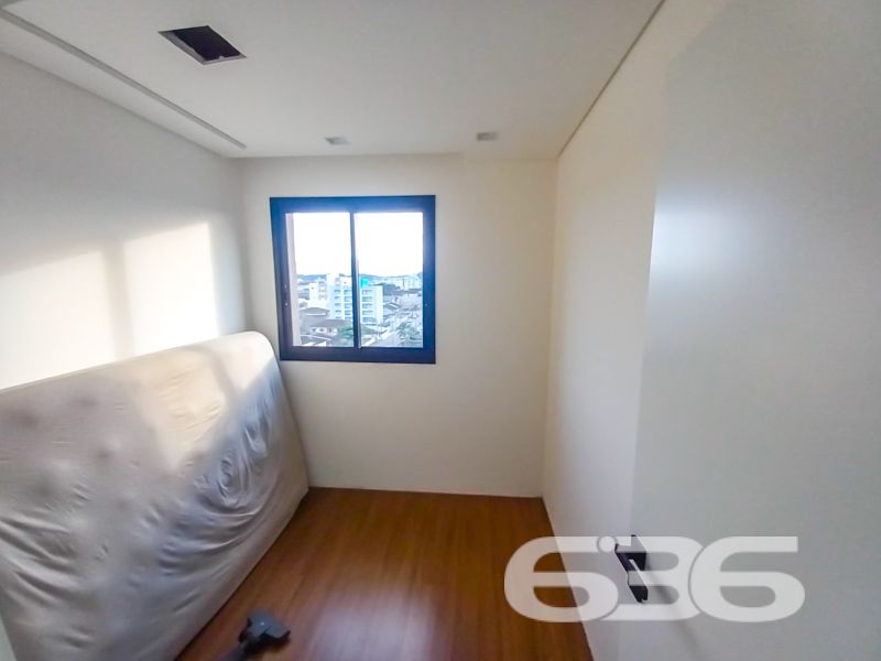 Apartamento à venda no Costa e Silva – Joinville/SC | Moderno, pronto para morar, com área de lazer completa

Apresentamos este moderno apartamento à venda no bairro Costa e Silva, em Joinville/SC, ideal para quem busca conforto, sofisticação e excelente localização. Com 85m² de área, o imóvel encontra-se pronto para morar.

Seu interior apresenta um layout inteligente, com ambientes bem distribuídos e excelente luminosidade natural. A sala principal integra-se à cozinha e oferece uma ampla janela com vista para a cidade e para as montanhas ao fundo, destacando o pôr do sol no horizonte. 

São dois dormitórios bem iluminados, sendo um deles uma suíte, ambos com janelas grandes que proporcionam ótima ventilação e vista livre. O banheiro principal é moderno, com revestimentos em tons neutros, nicho embutido e ventilação natural.

Além das vantagens internas, o empreendimento oferece infraestrutura completa com portão eletrônico, interfone, conexão por fibra óptica e garagem coberta. E mais: a área comum conta com um belíssimo salão de festas mobiliado, climatizado e decorado com bancada gourmet e espaço para confraternizações. Os pets também têm vez com um espaço pet exclusivo, moderno e funcional.

Permite animais de estimação e conta com infraestrutura de alto padrão. Uma excelente oportunidade para quem deseja viver com estilo, praticidade e qualidade de vida em uma das regiões que mais crescem em Joinville.

636 NEGÓCIOS IMOBILIÁRIOS: A SUA MELHOR ESCOLHA
Com mais de 30 anos de experiência, a 636 Negócios Imobiliários é sua parceira ideal para encontrar o imóvel perfeito. Estamos prontos para ajudá-lo a fazer deste imóvel o seu novo lar.
 
Telefone: (47) 3451-0636
WhatsApp: (47) 99190-0636
 
Não perca esta oportunidade única. Visite nosso site para mais informações: i636.com.br