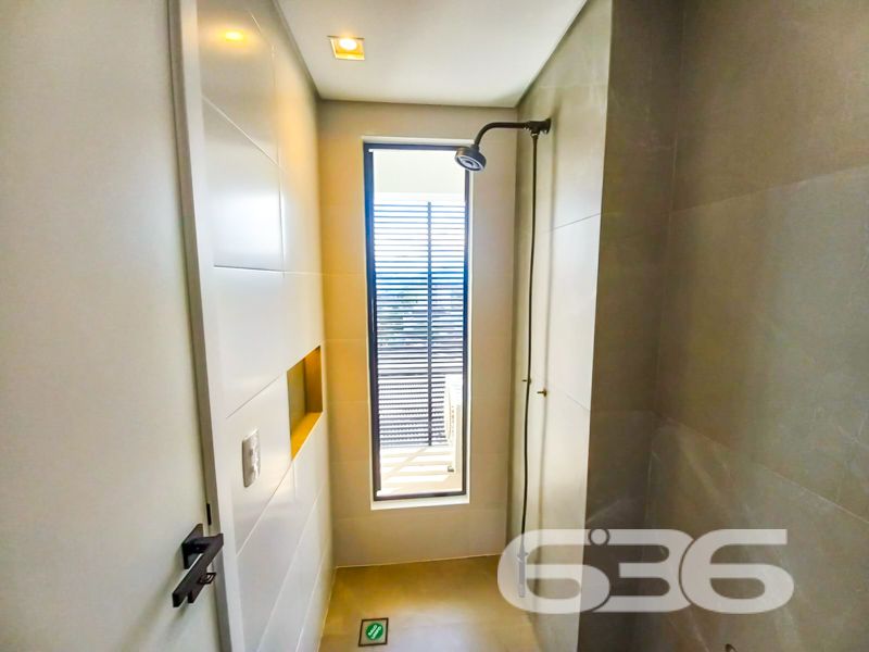 Apartamento à venda no Costa e Silva – Joinville/SC | Moderno, pronto para morar, com área de lazer completa

Apresentamos este moderno apartamento à venda no bairro Costa e Silva, em Joinville/SC, ideal para quem busca conforto, sofisticação e excelente localização. Com 85m² de área, o imóvel encontra-se pronto para morar.

Seu interior apresenta um layout inteligente, com ambientes bem distribuídos e excelente luminosidade natural. A sala principal integra-se à cozinha e oferece uma ampla janela com vista para a cidade e para as montanhas ao fundo, destacando o pôr do sol no horizonte. 

São dois dormitórios bem iluminados, sendo um deles uma suíte, ambos com janelas grandes que proporcionam ótima ventilação e vista livre. O banheiro principal é moderno, com revestimentos em tons neutros, nicho embutido e ventilação natural.

Além das vantagens internas, o empreendimento oferece infraestrutura completa com portão eletrônico, interfone, conexão por fibra óptica e garagem coberta. E mais: a área comum conta com um belíssimo salão de festas mobiliado, climatizado e decorado com bancada gourmet e espaço para confraternizações. Os pets também têm vez com um espaço pet exclusivo, moderno e funcional.

Permite animais de estimação e conta com infraestrutura de alto padrão. Uma excelente oportunidade para quem deseja viver com estilo, praticidade e qualidade de vida em uma das regiões que mais crescem em Joinville.

636 NEGÓCIOS IMOBILIÁRIOS: A SUA MELHOR ESCOLHA
Com mais de 30 anos de experiência, a 636 Negócios Imobiliários é sua parceira ideal para encontrar o imóvel perfeito. Estamos prontos para ajudá-lo a fazer deste imóvel o seu novo lar.
 
Telefone: (47) 3451-0636
WhatsApp: (47) 99190-0636
 
Não perca esta oportunidade única. Visite nosso site para mais informações: i636.com.br