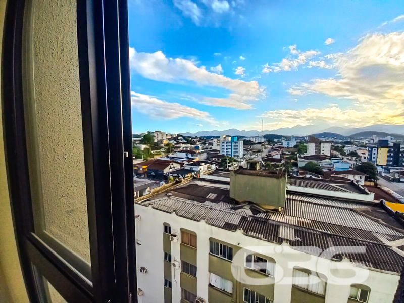 Apartamento à venda no Costa e Silva – Joinville/SC | Moderno, pronto para morar, com área de lazer completa

Apresentamos este moderno apartamento à venda no bairro Costa e Silva, em Joinville/SC, ideal para quem busca conforto, sofisticação e excelente localização. Com 85m² de área, o imóvel encontra-se pronto para morar.

Seu interior apresenta um layout inteligente, com ambientes bem distribuídos e excelente luminosidade natural. A sala principal integra-se à cozinha e oferece uma ampla janela com vista para a cidade e para as montanhas ao fundo, destacando o pôr do sol no horizonte. 

São dois dormitórios bem iluminados, sendo um deles uma suíte, ambos com janelas grandes que proporcionam ótima ventilação e vista livre. O banheiro principal é moderno, com revestimentos em tons neutros, nicho embutido e ventilação natural.

Além das vantagens internas, o empreendimento oferece infraestrutura completa com portão eletrônico, interfone, conexão por fibra óptica e garagem coberta. E mais: a área comum conta com um belíssimo salão de festas mobiliado, climatizado e decorado com bancada gourmet e espaço para confraternizações. Os pets também têm vez com um espaço pet exclusivo, moderno e funcional.

Permite animais de estimação e conta com infraestrutura de alto padrão. Uma excelente oportunidade para quem deseja viver com estilo, praticidade e qualidade de vida em uma das regiões que mais crescem em Joinville.

636 NEGÓCIOS IMOBILIÁRIOS: A SUA MELHOR ESCOLHA
Com mais de 30 anos de experiência, a 636 Negócios Imobiliários é sua parceira ideal para encontrar o imóvel perfeito. Estamos prontos para ajudá-lo a fazer deste imóvel o seu novo lar.
 
Telefone: (47) 3451-0636
WhatsApp: (47) 99190-0636
 
Não perca esta oportunidade única. Visite nosso site para mais informações: i636.com.br