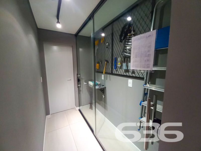 Apartamento à venda no Costa e Silva – Joinville/SC | Moderno, pronto para morar, com área de lazer completa

Apresentamos este moderno apartamento à venda no bairro Costa e Silva, em Joinville/SC, ideal para quem busca conforto, sofisticação e excelente localização. Com 85m² de área, o imóvel encontra-se pronto para morar.

Seu interior apresenta um layout inteligente, com ambientes bem distribuídos e excelente luminosidade natural. A sala principal integra-se à cozinha e oferece uma ampla janela com vista para a cidade e para as montanhas ao fundo, destacando o pôr do sol no horizonte. 

São dois dormitórios bem iluminados, sendo um deles uma suíte, ambos com janelas grandes que proporcionam ótima ventilação e vista livre. O banheiro principal é moderno, com revestimentos em tons neutros, nicho embutido e ventilação natural.

Além das vantagens internas, o empreendimento oferece infraestrutura completa com portão eletrônico, interfone, conexão por fibra óptica e garagem coberta. E mais: a área comum conta com um belíssimo salão de festas mobiliado, climatizado e decorado com bancada gourmet e espaço para confraternizações. Os pets também têm vez com um espaço pet exclusivo, moderno e funcional.

Permite animais de estimação e conta com infraestrutura de alto padrão. Uma excelente oportunidade para quem deseja viver com estilo, praticidade e qualidade de vida em uma das regiões que mais crescem em Joinville.

636 NEGÓCIOS IMOBILIÁRIOS: A SUA MELHOR ESCOLHA
Com mais de 30 anos de experiência, a 636 Negócios Imobiliários é sua parceira ideal para encontrar o imóvel perfeito. Estamos prontos para ajudá-lo a fazer deste imóvel o seu novo lar.
 
Telefone: (47) 3451-0636
WhatsApp: (47) 99190-0636
 
Não perca esta oportunidade única. Visite nosso site para mais informações: i636.com.br