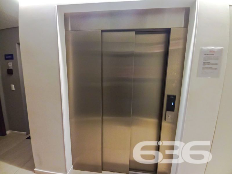 Apartamento à venda no Costa e Silva – Joinville/SC | Moderno, pronto para morar, com área de lazer completa

Apresentamos este moderno apartamento à venda no bairro Costa e Silva, em Joinville/SC, ideal para quem busca conforto, sofisticação e excelente localização. Com 85m² de área, o imóvel encontra-se pronto para morar.

Seu interior apresenta um layout inteligente, com ambientes bem distribuídos e excelente luminosidade natural. A sala principal integra-se à cozinha e oferece uma ampla janela com vista para a cidade e para as montanhas ao fundo, destacando o pôr do sol no horizonte. 

São dois dormitórios bem iluminados, sendo um deles uma suíte, ambos com janelas grandes que proporcionam ótima ventilação e vista livre. O banheiro principal é moderno, com revestimentos em tons neutros, nicho embutido e ventilação natural.

Além das vantagens internas, o empreendimento oferece infraestrutura completa com portão eletrônico, interfone, conexão por fibra óptica e garagem coberta. E mais: a área comum conta com um belíssimo salão de festas mobiliado, climatizado e decorado com bancada gourmet e espaço para confraternizações. Os pets também têm vez com um espaço pet exclusivo, moderno e funcional.

Permite animais de estimação e conta com infraestrutura de alto padrão. Uma excelente oportunidade para quem deseja viver com estilo, praticidade e qualidade de vida em uma das regiões que mais crescem em Joinville.

636 NEGÓCIOS IMOBILIÁRIOS: A SUA MELHOR ESCOLHA
Com mais de 30 anos de experiência, a 636 Negócios Imobiliários é sua parceira ideal para encontrar o imóvel perfeito. Estamos prontos para ajudá-lo a fazer deste imóvel o seu novo lar.
 
Telefone: (47) 3451-0636
WhatsApp: (47) 99190-0636
 
Não perca esta oportunidade única. Visite nosso site para mais informações: i636.com.br