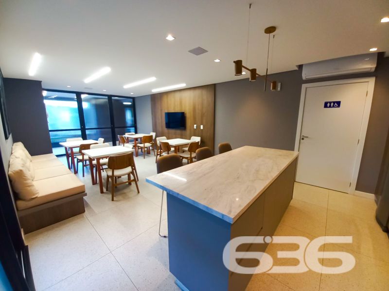Apartamento à venda no Costa e Silva – Joinville/SC | Moderno, pronto para morar, com área de lazer completa

Apresentamos este moderno apartamento à venda no bairro Costa e Silva, em Joinville/SC, ideal para quem busca conforto, sofisticação e excelente localização. Com 85m² de área, o imóvel encontra-se pronto para morar.

Seu interior apresenta um layout inteligente, com ambientes bem distribuídos e excelente luminosidade natural. A sala principal integra-se à cozinha e oferece uma ampla janela com vista para a cidade e para as montanhas ao fundo, destacando o pôr do sol no horizonte. 

São dois dormitórios bem iluminados, sendo um deles uma suíte, ambos com janelas grandes que proporcionam ótima ventilação e vista livre. O banheiro principal é moderno, com revestimentos em tons neutros, nicho embutido e ventilação natural.

Além das vantagens internas, o empreendimento oferece infraestrutura completa com portão eletrônico, interfone, conexão por fibra óptica e garagem coberta. E mais: a área comum conta com um belíssimo salão de festas mobiliado, climatizado e decorado com bancada gourmet e espaço para confraternizações. Os pets também têm vez com um espaço pet exclusivo, moderno e funcional.

Permite animais de estimação e conta com infraestrutura de alto padrão. Uma excelente oportunidade para quem deseja viver com estilo, praticidade e qualidade de vida em uma das regiões que mais crescem em Joinville.

636 NEGÓCIOS IMOBILIÁRIOS: A SUA MELHOR ESCOLHA
Com mais de 30 anos de experiência, a 636 Negócios Imobiliários é sua parceira ideal para encontrar o imóvel perfeito. Estamos prontos para ajudá-lo a fazer deste imóvel o seu novo lar.
 
Telefone: (47) 3451-0636
WhatsApp: (47) 99190-0636
 
Não perca esta oportunidade única. Visite nosso site para mais informações: i636.com.br