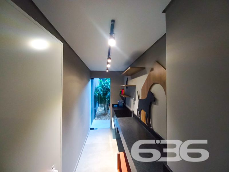 Apartamento à venda no Costa e Silva – Joinville/SC | Moderno, pronto para morar, com área de lazer completa

Apresentamos este moderno apartamento à venda no bairro Costa e Silva, em Joinville/SC, ideal para quem busca conforto, sofisticação e excelente localização. Com 85m² de área, o imóvel encontra-se pronto para morar.

Seu interior apresenta um layout inteligente, com ambientes bem distribuídos e excelente luminosidade natural. A sala principal integra-se à cozinha e oferece uma ampla janela com vista para a cidade e para as montanhas ao fundo, destacando o pôr do sol no horizonte. 

São dois dormitórios bem iluminados, sendo um deles uma suíte, ambos com janelas grandes que proporcionam ótima ventilação e vista livre. O banheiro principal é moderno, com revestimentos em tons neutros, nicho embutido e ventilação natural.

Além das vantagens internas, o empreendimento oferece infraestrutura completa com portão eletrônico, interfone, conexão por fibra óptica e garagem coberta. E mais: a área comum conta com um belíssimo salão de festas mobiliado, climatizado e decorado com bancada gourmet e espaço para confraternizações. Os pets também têm vez com um espaço pet exclusivo, moderno e funcional.

Permite animais de estimação e conta com infraestrutura de alto padrão. Uma excelente oportunidade para quem deseja viver com estilo, praticidade e qualidade de vida em uma das regiões que mais crescem em Joinville.

636 NEGÓCIOS IMOBILIÁRIOS: A SUA MELHOR ESCOLHA
Com mais de 30 anos de experiência, a 636 Negócios Imobiliários é sua parceira ideal para encontrar o imóvel perfeito. Estamos prontos para ajudá-lo a fazer deste imóvel o seu novo lar.
 
Telefone: (47) 3451-0636
WhatsApp: (47) 99190-0636
 
Não perca esta oportunidade única. Visite nosso site para mais informações: i636.com.br