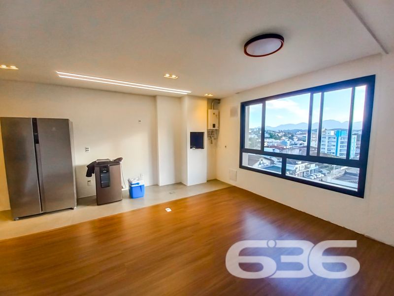Apartamento à venda no Costa e Silva – Joinville/SC | Moderno, pronto para morar, com área de lazer completa

Apresentamos este moderno apartamento à venda no bairro Costa e Silva, em Joinville/SC, ideal para quem busca conforto, sofisticação e excelente localização. Com 85m² de área, o imóvel encontra-se pronto para morar.

Seu interior apresenta um layout inteligente, com ambientes bem distribuídos e excelente luminosidade natural. A sala principal integra-se à cozinha e oferece uma ampla janela com vista para a cidade e para as montanhas ao fundo, destacando o pôr do sol no horizonte. 

São dois dormitórios bem iluminados, sendo um deles uma suíte, ambos com janelas grandes que proporcionam ótima ventilação e vista livre. O banheiro principal é moderno, com revestimentos em tons neutros, nicho embutido e ventilação natural.

Além das vantagens internas, o empreendimento oferece infraestrutura completa com portão eletrônico, interfone, conexão por fibra óptica e garagem coberta. E mais: a área comum conta com um belíssimo salão de festas mobiliado, climatizado e decorado com bancada gourmet e espaço para confraternizações. Os pets também têm vez com um espaço pet exclusivo, moderno e funcional.

Permite animais de estimação e conta com infraestrutura de alto padrão. Uma excelente oportunidade para quem deseja viver com estilo, praticidade e qualidade de vida em uma das regiões que mais crescem em Joinville.

636 NEGÓCIOS IMOBILIÁRIOS: A SUA MELHOR ESCOLHA
Com mais de 30 anos de experiência, a 636 Negócios Imobiliários é sua parceira ideal para encontrar o imóvel perfeito. Estamos prontos para ajudá-lo a fazer deste imóvel o seu novo lar.
 
Telefone: (47) 3451-0636
WhatsApp: (47) 99190-0636
 
Não perca esta oportunidade única. Visite nosso site para mais informações: i636.com.br