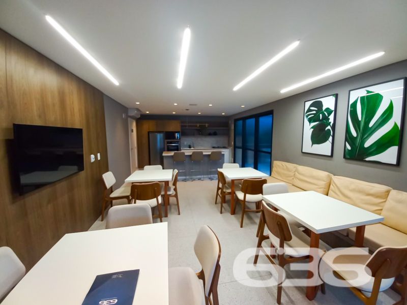 Apartamento à venda no Costa e Silva – Joinville/SC | Moderno, pronto para morar, com área de lazer completa

Apresentamos este moderno apartamento à venda no bairro Costa e Silva, em Joinville/SC, ideal para quem busca conforto, sofisticação e excelente localização. Com 85m² de área, o imóvel encontra-se pronto para morar.

Seu interior apresenta um layout inteligente, com ambientes bem distribuídos e excelente luminosidade natural. A sala principal integra-se à cozinha e oferece uma ampla janela com vista para a cidade e para as montanhas ao fundo, destacando o pôr do sol no horizonte. 

São dois dormitórios bem iluminados, sendo um deles uma suíte, ambos com janelas grandes que proporcionam ótima ventilação e vista livre. O banheiro principal é moderno, com revestimentos em tons neutros, nicho embutido e ventilação natural.

Além das vantagens internas, o empreendimento oferece infraestrutura completa com portão eletrônico, interfone, conexão por fibra óptica e garagem coberta. E mais: a área comum conta com um belíssimo salão de festas mobiliado, climatizado e decorado com bancada gourmet e espaço para confraternizações. Os pets também têm vez com um espaço pet exclusivo, moderno e funcional.

Permite animais de estimação e conta com infraestrutura de alto padrão. Uma excelente oportunidade para quem deseja viver com estilo, praticidade e qualidade de vida em uma das regiões que mais crescem em Joinville.

636 NEGÓCIOS IMOBILIÁRIOS: A SUA MELHOR ESCOLHA
Com mais de 30 anos de experiência, a 636 Negócios Imobiliários é sua parceira ideal para encontrar o imóvel perfeito. Estamos prontos para ajudá-lo a fazer deste imóvel o seu novo lar.
 
Telefone: (47) 3451-0636
WhatsApp: (47) 99190-0636
 
Não perca esta oportunidade única. Visite nosso site para mais informações: i636.com.br