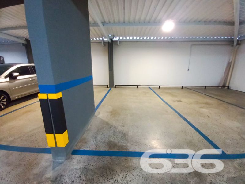 Apartamento à venda no Costa e Silva – Joinville/SC | Moderno, pronto para morar, com área de lazer completa

Apresentamos este moderno apartamento à venda no bairro Costa e Silva, em Joinville/SC, ideal para quem busca conforto, sofisticação e excelente localização. Com 85m² de área, o imóvel encontra-se pronto para morar.

Seu interior apresenta um layout inteligente, com ambientes bem distribuídos e excelente luminosidade natural. A sala principal integra-se à cozinha e oferece uma ampla janela com vista para a cidade e para as montanhas ao fundo, destacando o pôr do sol no horizonte. 

São dois dormitórios bem iluminados, sendo um deles uma suíte, ambos com janelas grandes que proporcionam ótima ventilação e vista livre. O banheiro principal é moderno, com revestimentos em tons neutros, nicho embutido e ventilação natural.

Além das vantagens internas, o empreendimento oferece infraestrutura completa com portão eletrônico, interfone, conexão por fibra óptica e garagem coberta. E mais: a área comum conta com um belíssimo salão de festas mobiliado, climatizado e decorado com bancada gourmet e espaço para confraternizações. Os pets também têm vez com um espaço pet exclusivo, moderno e funcional.

Permite animais de estimação e conta com infraestrutura de alto padrão. Uma excelente oportunidade para quem deseja viver com estilo, praticidade e qualidade de vida em uma das regiões que mais crescem em Joinville.

636 NEGÓCIOS IMOBILIÁRIOS: A SUA MELHOR ESCOLHA
Com mais de 30 anos de experiência, a 636 Negócios Imobiliários é sua parceira ideal para encontrar o imóvel perfeito. Estamos prontos para ajudá-lo a fazer deste imóvel o seu novo lar.
 
Telefone: (47) 3451-0636
WhatsApp: (47) 99190-0636
 
Não perca esta oportunidade única. Visite nosso site para mais informações: i636.com.br