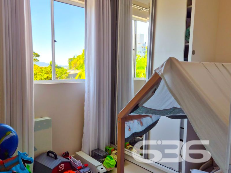 Descubra o seu novo lar em Joinville! Apresentamos um encantador apartamento no bairro Iririú, uma das mais promissoras regiões da cidade. Este imóvel de 100,81 m², mescla conforto, praticidade e uma localização invejável. Perfeito para quem busca qualidade de vida e conveniência ao seu redor.
O apartamento está situado em uma área tranquila e com infraestrutura completa. A rua pavimentada garante fácil acesso e um trajeto sem complicações até sua residência. A proximidade com vias de acesso, shopping centers, escolas, hospitais e transporte público facilita o dia a dia e traz inúmeras comodidades.
No interior, uma planta moderna e bem distribuída. As áreas sociais são integradas, proporcionando ambientes acolhedores e versáteis para receber amigos e familiares. A sala de estar e jantar é espaçosa e se conecta à varanda, onde uma churrasqueira está pronta para aqueles momentos de descontração. Os acabamentos primorosos, aliados a uma decoração de bom gosto, tornam cada espaço ainda mais convidativo.
Para a família, há um dormitório aconchegante e uma suíte que se destaca pelo conforto e privacidade. O banheiro social atende a todos com excelência e praticidade. A cozinha e copa são conjugadas, otimizando o espaço e facilitando o dia a dia das refeições, com área de serviço adjacente para maior funcionalidade.
Os amantes de pets ficarão felizes em saber que o imóvel permite animais, tornando-se um verdadeiro lar para toda a família, incluindo os de quatro patas. Além disso, a garagem coberta assegura a proteção do seu veículo.
Imaginem os momentos que você pode desfrutar neste ambiente: uma tarde de domingo no espaço gourmet, um churrasco na varanda ou simplesmente relaxar na área de estar bem iluminada. Todos os detalhes deste apartamento foram cuidadosamente pensados para oferecer o que há de melhor em bem-estar e comodidade.
Essa é a oportunidade que você esperava para viver em um dos melhores bairros de Joinville, com tudo que precisa ao seu alcance. Não perca tempo! Agende hoje mesmo uma visita e venha se encantar por cada detalhe deste imóvel único. Com a 636 Negócios Imobiliários, seu sonho de viver bem está ao seu alcance.
636 NEGÓCIOS IMOBILIÁRIOS: A SUA MELHOR ESCOLHA
Com mais de 30 anos de experiência, a 636 Negócios Imobiliários é sua parceira ideal para encontrar o imóvel perfeito. Estamos prontos para ajudá-lo a fazer deste imóvel o seu novo lar.
Telefone: (47) 3451-0636
WhatsApp: (47) 99190-0636
Não perca esta oportunidade única. Visite nosso site para mais informações: i636.com.br