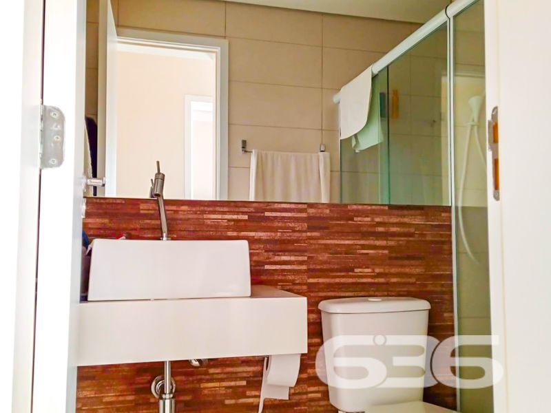 Descubra o seu novo lar em Joinville! Apresentamos um encantador apartamento no bairro Iririú, uma das mais promissoras regiões da cidade. Este imóvel de 100,81 m², mescla conforto, praticidade e uma localização invejável. Perfeito para quem busca qualidade de vida e conveniência ao seu redor.
O apartamento está situado em uma área tranquila e com infraestrutura completa. A rua pavimentada garante fácil acesso e um trajeto sem complicações até sua residência. A proximidade com vias de acesso, shopping centers, escolas, hospitais e transporte público facilita o dia a dia e traz inúmeras comodidades.
No interior, uma planta moderna e bem distribuída. As áreas sociais são integradas, proporcionando ambientes acolhedores e versáteis para receber amigos e familiares. A sala de estar e jantar é espaçosa e se conecta à varanda, onde uma churrasqueira está pronta para aqueles momentos de descontração. Os acabamentos primorosos, aliados a uma decoração de bom gosto, tornam cada espaço ainda mais convidativo.
Para a família, há um dormitório aconchegante e uma suíte que se destaca pelo conforto e privacidade. O banheiro social atende a todos com excelência e praticidade. A cozinha e copa são conjugadas, otimizando o espaço e facilitando o dia a dia das refeições, com área de serviço adjacente para maior funcionalidade.
Os amantes de pets ficarão felizes em saber que o imóvel permite animais, tornando-se um verdadeiro lar para toda a família, incluindo os de quatro patas. Além disso, a garagem coberta assegura a proteção do seu veículo.
Imaginem os momentos que você pode desfrutar neste ambiente: uma tarde de domingo no espaço gourmet, um churrasco na varanda ou simplesmente relaxar na área de estar bem iluminada. Todos os detalhes deste apartamento foram cuidadosamente pensados para oferecer o que há de melhor em bem-estar e comodidade.
Essa é a oportunidade que você esperava para viver em um dos melhores bairros de Joinville, com tudo que precisa ao seu alcance. Não perca tempo! Agende hoje mesmo uma visita e venha se encantar por cada detalhe deste imóvel único. Com a 636 Negócios Imobiliários, seu sonho de viver bem está ao seu alcance.
636 NEGÓCIOS IMOBILIÁRIOS: A SUA MELHOR ESCOLHA
Com mais de 30 anos de experiência, a 636 Negócios Imobiliários é sua parceira ideal para encontrar o imóvel perfeito. Estamos prontos para ajudá-lo a fazer deste imóvel o seu novo lar.
Telefone: (47) 3451-0636
WhatsApp: (47) 99190-0636
Não perca esta oportunidade única. Visite nosso site para mais informações: i636.com.br