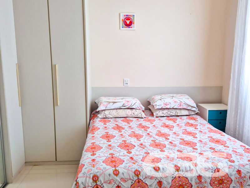 Descubra o seu novo lar em Joinville! Apresentamos um encantador apartamento no bairro Iririú, uma das mais promissoras regiões da cidade. Este imóvel de 100,81 m², mescla conforto, praticidade e uma localização invejável. Perfeito para quem busca qualidade de vida e conveniência ao seu redor.
O apartamento está situado em uma área tranquila e com infraestrutura completa. A rua pavimentada garante fácil acesso e um trajeto sem complicações até sua residência. A proximidade com vias de acesso, shopping centers, escolas, hospitais e transporte público facilita o dia a dia e traz inúmeras comodidades.
No interior, uma planta moderna e bem distribuída. As áreas sociais são integradas, proporcionando ambientes acolhedores e versáteis para receber amigos e familiares. A sala de estar e jantar é espaçosa e se conecta à varanda, onde uma churrasqueira está pronta para aqueles momentos de descontração. Os acabamentos primorosos, aliados a uma decoração de bom gosto, tornam cada espaço ainda mais convidativo.
Para a família, há um dormitório aconchegante e uma suíte que se destaca pelo conforto e privacidade. O banheiro social atende a todos com excelência e praticidade. A cozinha e copa são conjugadas, otimizando o espaço e facilitando o dia a dia das refeições, com área de serviço adjacente para maior funcionalidade.
Os amantes de pets ficarão felizes em saber que o imóvel permite animais, tornando-se um verdadeiro lar para toda a família, incluindo os de quatro patas. Além disso, a garagem coberta assegura a proteção do seu veículo.
Imaginem os momentos que você pode desfrutar neste ambiente: uma tarde de domingo no espaço gourmet, um churrasco na varanda ou simplesmente relaxar na área de estar bem iluminada. Todos os detalhes deste apartamento foram cuidadosamente pensados para oferecer o que há de melhor em bem-estar e comodidade.
Essa é a oportunidade que você esperava para viver em um dos melhores bairros de Joinville, com tudo que precisa ao seu alcance. Não perca tempo! Agende hoje mesmo uma visita e venha se encantar por cada detalhe deste imóvel único. Com a 636 Negócios Imobiliários, seu sonho de viver bem está ao seu alcance.
636 NEGÓCIOS IMOBILIÁRIOS: A SUA MELHOR ESCOLHA
Com mais de 30 anos de experiência, a 636 Negócios Imobiliários é sua parceira ideal para encontrar o imóvel perfeito. Estamos prontos para ajudá-lo a fazer deste imóvel o seu novo lar.
Telefone: (47) 3451-0636
WhatsApp: (47) 99190-0636
Não perca esta oportunidade única. Visite nosso site para mais informações: i636.com.br