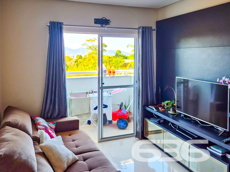 Descubra o seu novo lar em Joinville! Apresentamos um encantador apartamento no bairro Iririú, uma das mais promissoras regiões da cidade. Este imóvel de 100,81 m², mescla conforto, praticidade e uma localização invejável. Perfeito para quem busca qualidade de vida e conveniência ao seu redor.
O apartamento está situado em uma área tranquila e com infraestrutura completa. A rua pavimentada garante fácil acesso e um trajeto sem complicações até sua residência. A proximidade com vias de acesso, shopping centers, escolas, hospitais e transporte público facilita o dia a dia e traz inúmeras comodidades.
No interior, uma planta moderna e bem distribuída. As áreas sociais são integradas, proporcionando ambientes acolhedores e versáteis para receber amigos e familiares. A sala de estar e jantar é espaçosa e se conecta à varanda, onde uma churrasqueira está pronta para aqueles momentos de descontração. Os acabamentos primorosos, aliados a uma decoração de bom gosto, tornam cada espaço ainda mais convidativo.
Para a família, há um dormitório aconchegante e uma suíte que se destaca pelo conforto e privacidade. O banheiro social atende a todos com excelência e praticidade. A cozinha e copa são conjugadas, otimizando o espaço e facilitando o dia a dia das refeições, com área de serviço adjacente para maior funcionalidade.
Os amantes de pets ficarão felizes em saber que o imóvel permite animais, tornando-se um verdadeiro lar para toda a família, incluindo os de quatro patas. Além disso, a garagem coberta assegura a proteção do seu veículo.
Imaginem os momentos que você pode desfrutar neste ambiente: uma tarde de domingo no espaço gourmet, um churrasco na varanda ou simplesmente relaxar na área de estar bem iluminada. Todos os detalhes deste apartamento foram cuidadosamente pensados para oferecer o que há de melhor em bem-estar e comodidade.
Essa é a oportunidade que você esperava para viver em um dos melhores bairros de Joinville, com tudo que precisa ao seu alcance. Não perca tempo! Agende hoje mesmo uma visita e venha se encantar por cada detalhe deste imóvel único. Com a 636 Negócios Imobiliários, seu sonho de viver bem está ao seu alcance.
636 NEGÓCIOS IMOBILIÁRIOS: A SUA MELHOR ESCOLHA
Com mais de 30 anos de experiência, a 636 Negócios Imobiliários é sua parceira ideal para encontrar o imóvel perfeito. Estamos prontos para ajudá-lo a fazer deste imóvel o seu novo lar.
Telefone: (47) 3451-0636
WhatsApp: (47) 99190-0636
Não perca esta oportunidade única. Visite nosso site para mais informações: i636.com.br