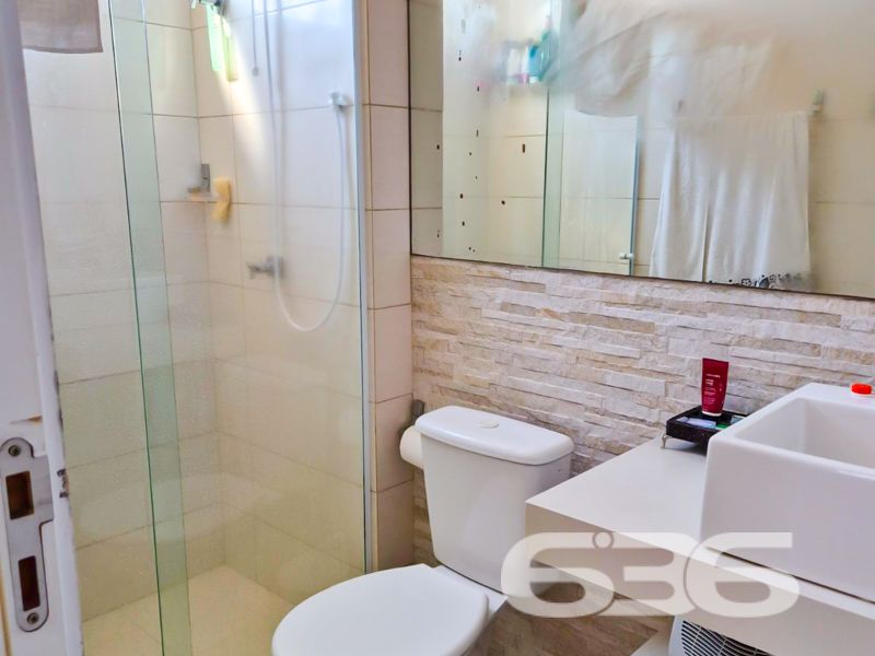Descubra o seu novo lar em Joinville! Apresentamos um encantador apartamento no bairro Iririú, uma das mais promissoras regiões da cidade. Este imóvel de 100,81 m², mescla conforto, praticidade e uma localização invejável. Perfeito para quem busca qualidade de vida e conveniência ao seu redor.
O apartamento está situado em uma área tranquila e com infraestrutura completa. A rua pavimentada garante fácil acesso e um trajeto sem complicações até sua residência. A proximidade com vias de acesso, shopping centers, escolas, hospitais e transporte público facilita o dia a dia e traz inúmeras comodidades.
No interior, uma planta moderna e bem distribuída. As áreas sociais são integradas, proporcionando ambientes acolhedores e versáteis para receber amigos e familiares. A sala de estar e jantar é espaçosa e se conecta à varanda, onde uma churrasqueira está pronta para aqueles momentos de descontração. Os acabamentos primorosos, aliados a uma decoração de bom gosto, tornam cada espaço ainda mais convidativo.
Para a família, há um dormitório aconchegante e uma suíte que se destaca pelo conforto e privacidade. O banheiro social atende a todos com excelência e praticidade. A cozinha e copa são conjugadas, otimizando o espaço e facilitando o dia a dia das refeições, com área de serviço adjacente para maior funcionalidade.
Os amantes de pets ficarão felizes em saber que o imóvel permite animais, tornando-se um verdadeiro lar para toda a família, incluindo os de quatro patas. Além disso, a garagem coberta assegura a proteção do seu veículo.
Imaginem os momentos que você pode desfrutar neste ambiente: uma tarde de domingo no espaço gourmet, um churrasco na varanda ou simplesmente relaxar na área de estar bem iluminada. Todos os detalhes deste apartamento foram cuidadosamente pensados para oferecer o que há de melhor em bem-estar e comodidade.
Essa é a oportunidade que você esperava para viver em um dos melhores bairros de Joinville, com tudo que precisa ao seu alcance. Não perca tempo! Agende hoje mesmo uma visita e venha se encantar por cada detalhe deste imóvel único. Com a 636 Negócios Imobiliários, seu sonho de viver bem está ao seu alcance.
636 NEGÓCIOS IMOBILIÁRIOS: A SUA MELHOR ESCOLHA
Com mais de 30 anos de experiência, a 636 Negócios Imobiliários é sua parceira ideal para encontrar o imóvel perfeito. Estamos prontos para ajudá-lo a fazer deste imóvel o seu novo lar.
Telefone: (47) 3451-0636
WhatsApp: (47) 99190-0636
Não perca esta oportunidade única. Visite nosso site para mais informações: i636.com.br